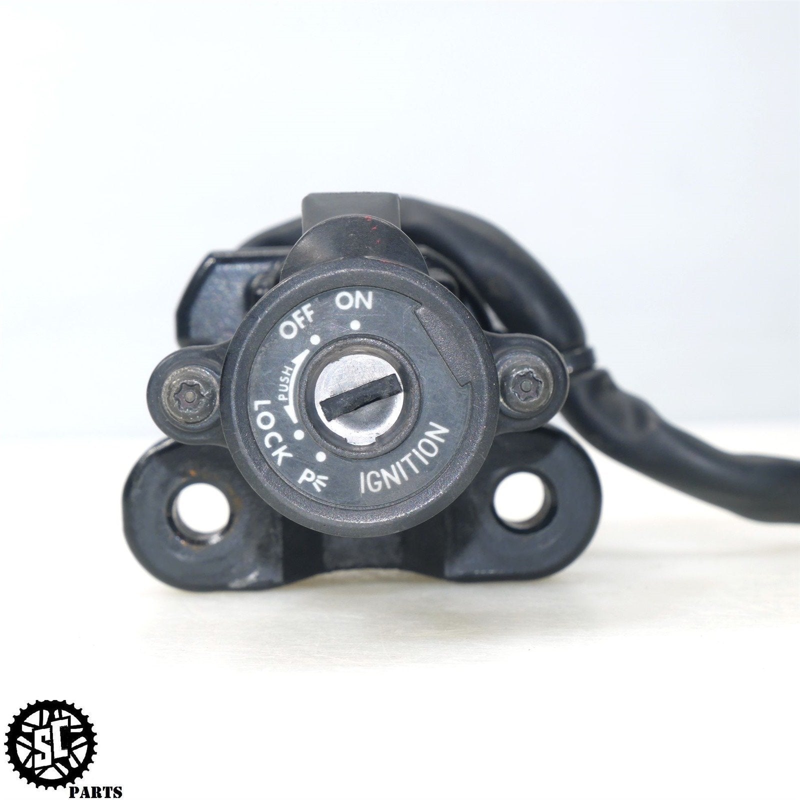 05 06 SUZUKI GSXR 1000 LOCKSET IGNITION SWITCH S68 – SALVAGECYCLEPARTS