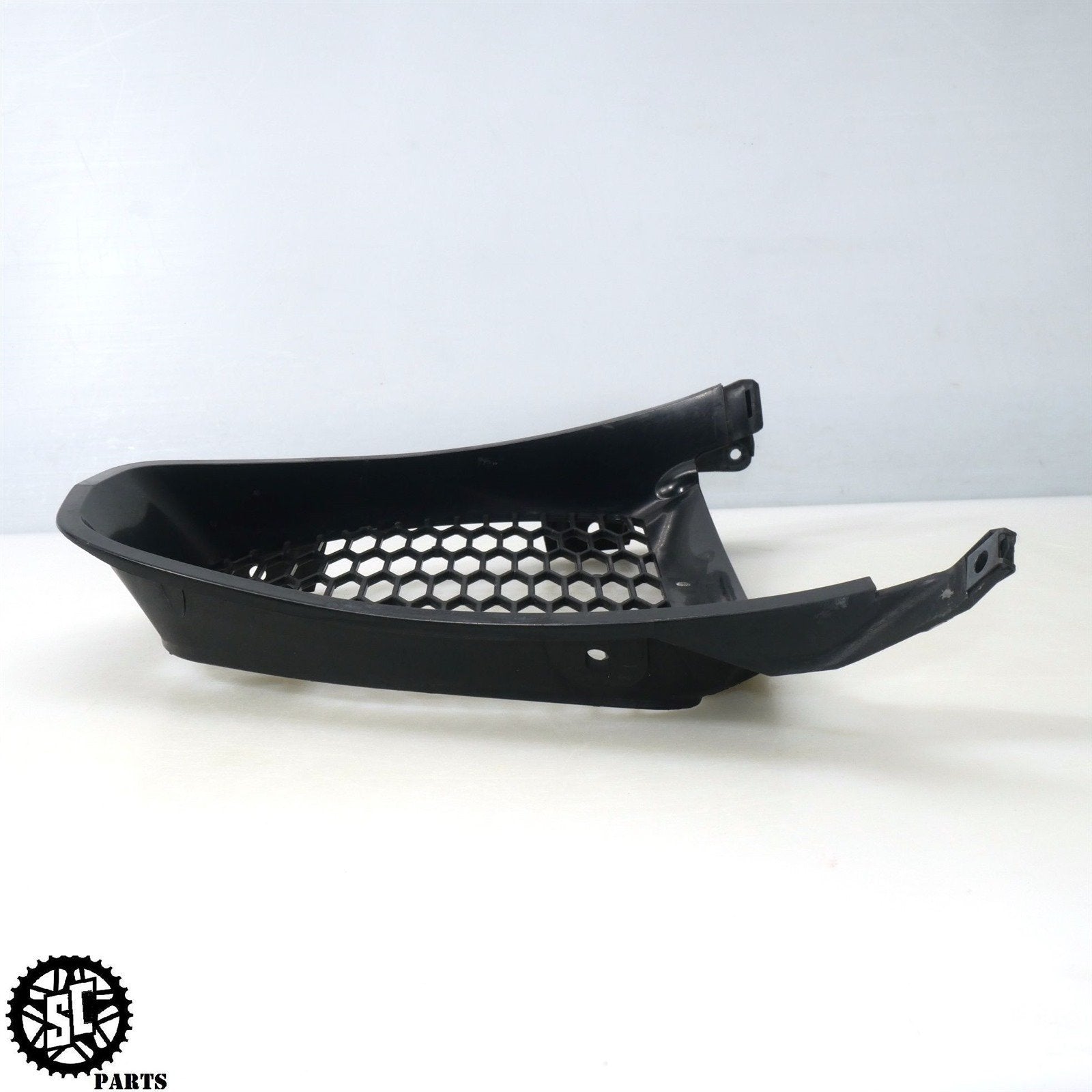 05 06 SUZUKI GSXR 1000 LOWER V INNER FAIRING CHIN GRILL GUARD S68 - SALVAGECYCLEPARTS