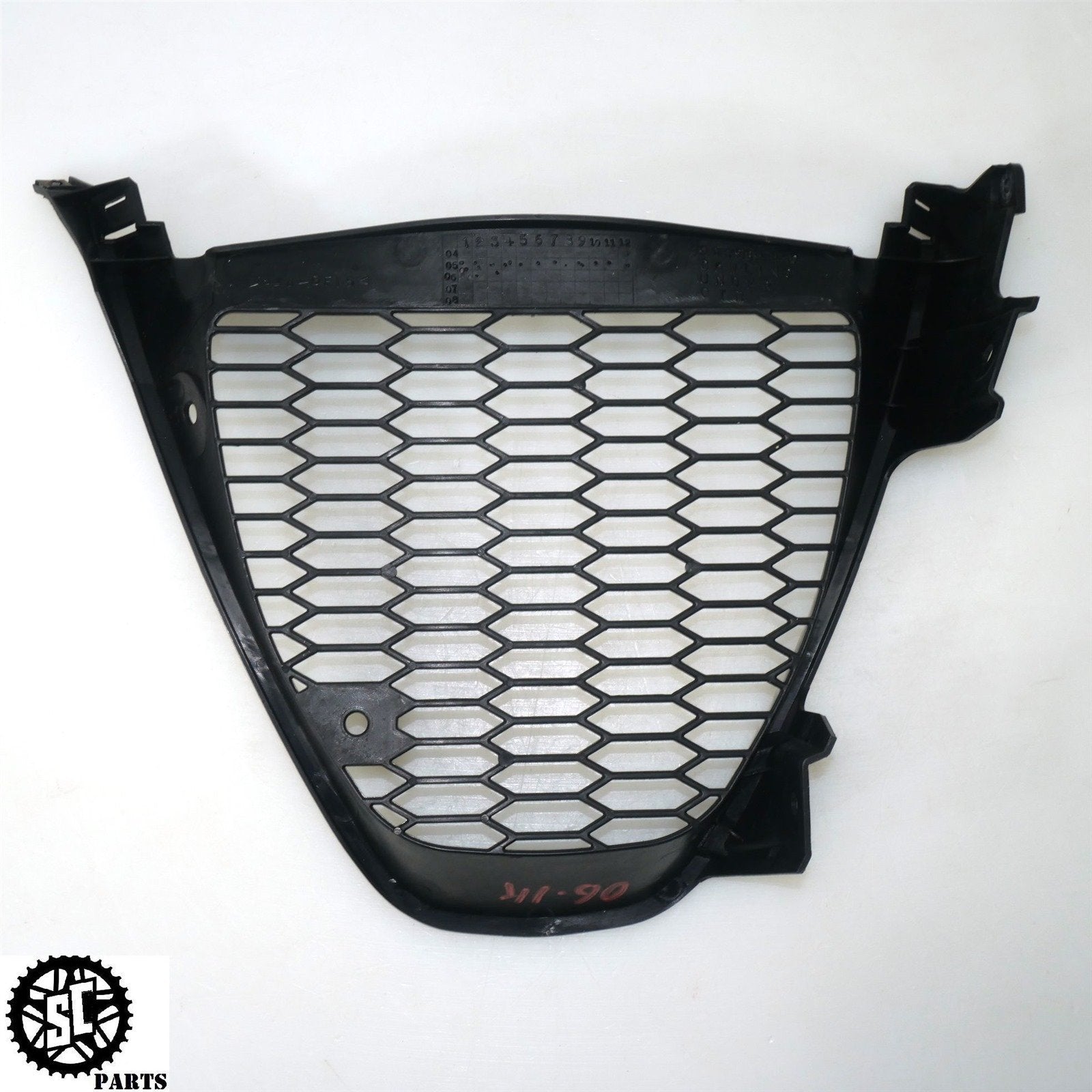 05 06 SUZUKI GSXR 1000 LOWER V INNER FAIRING CHIN GRILL GUARD S68 - SALVAGECYCLEPARTS