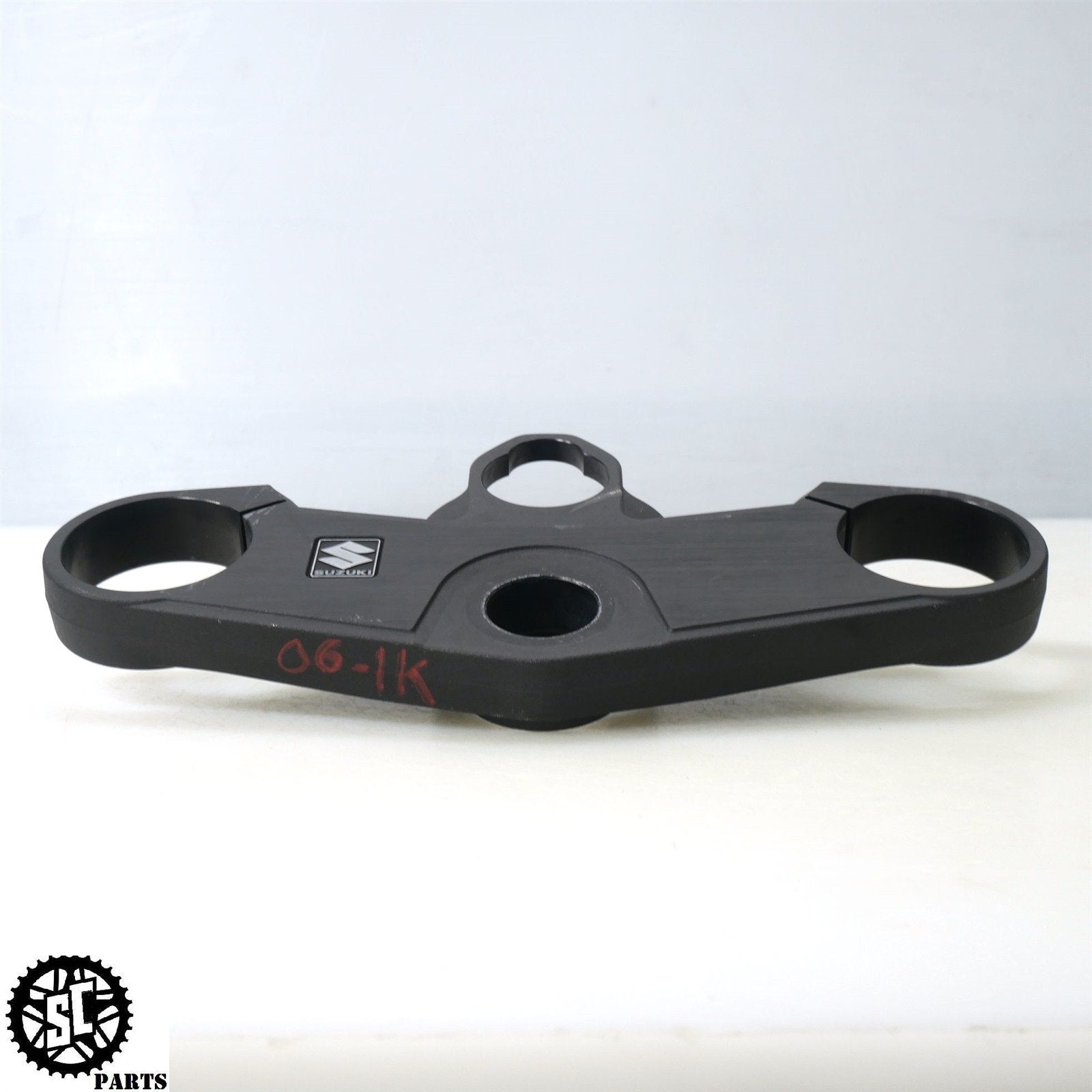 05 06 SUZUKI GSXR 1000 UPPER TRIPLE TREE CLAMP S68 - SALVAGECYCLEPARTS