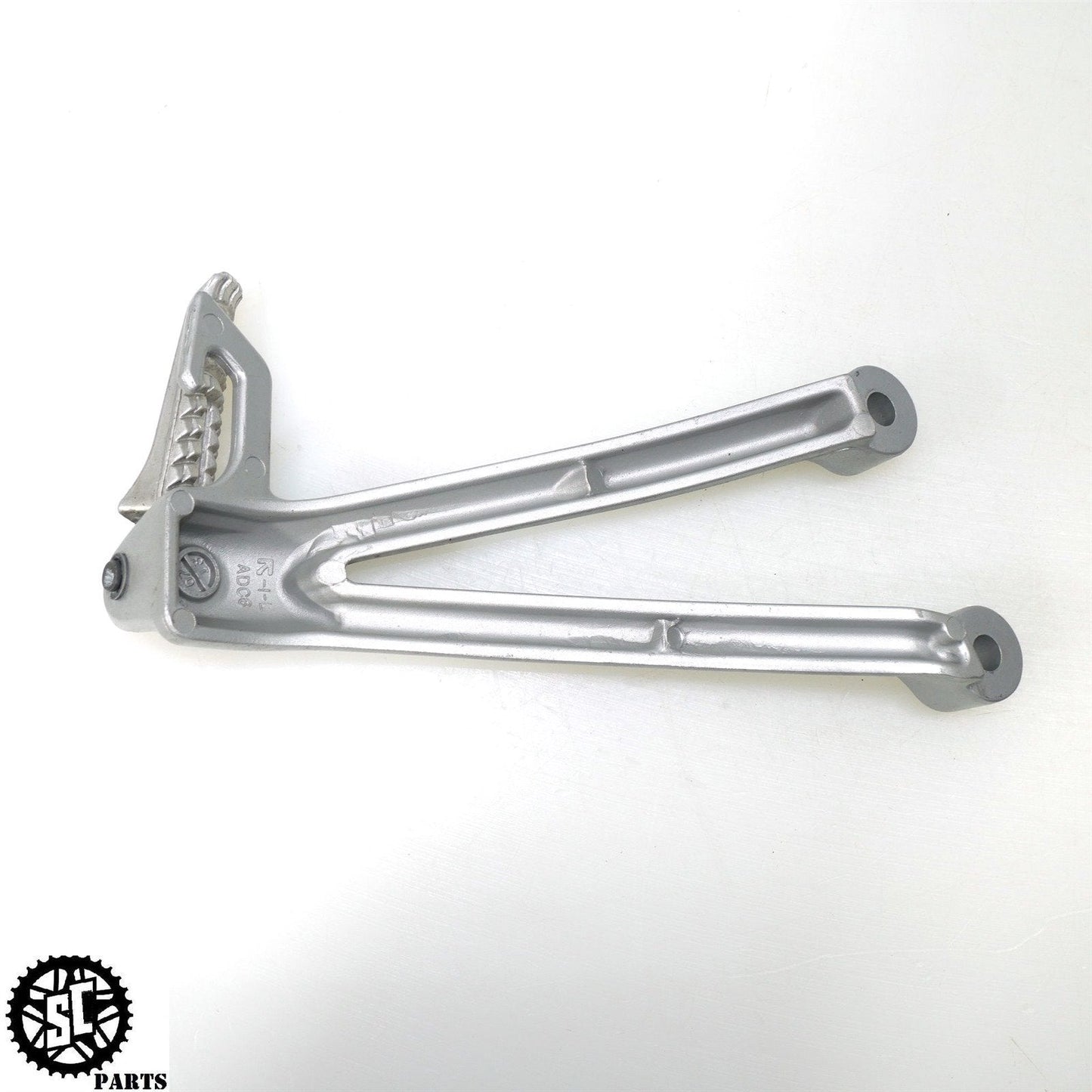 05 06 SUZUKI GSXR1000 LEFT REAR PASSENGER FOOT PEG S26 - SALVAGECYCLEPARTS