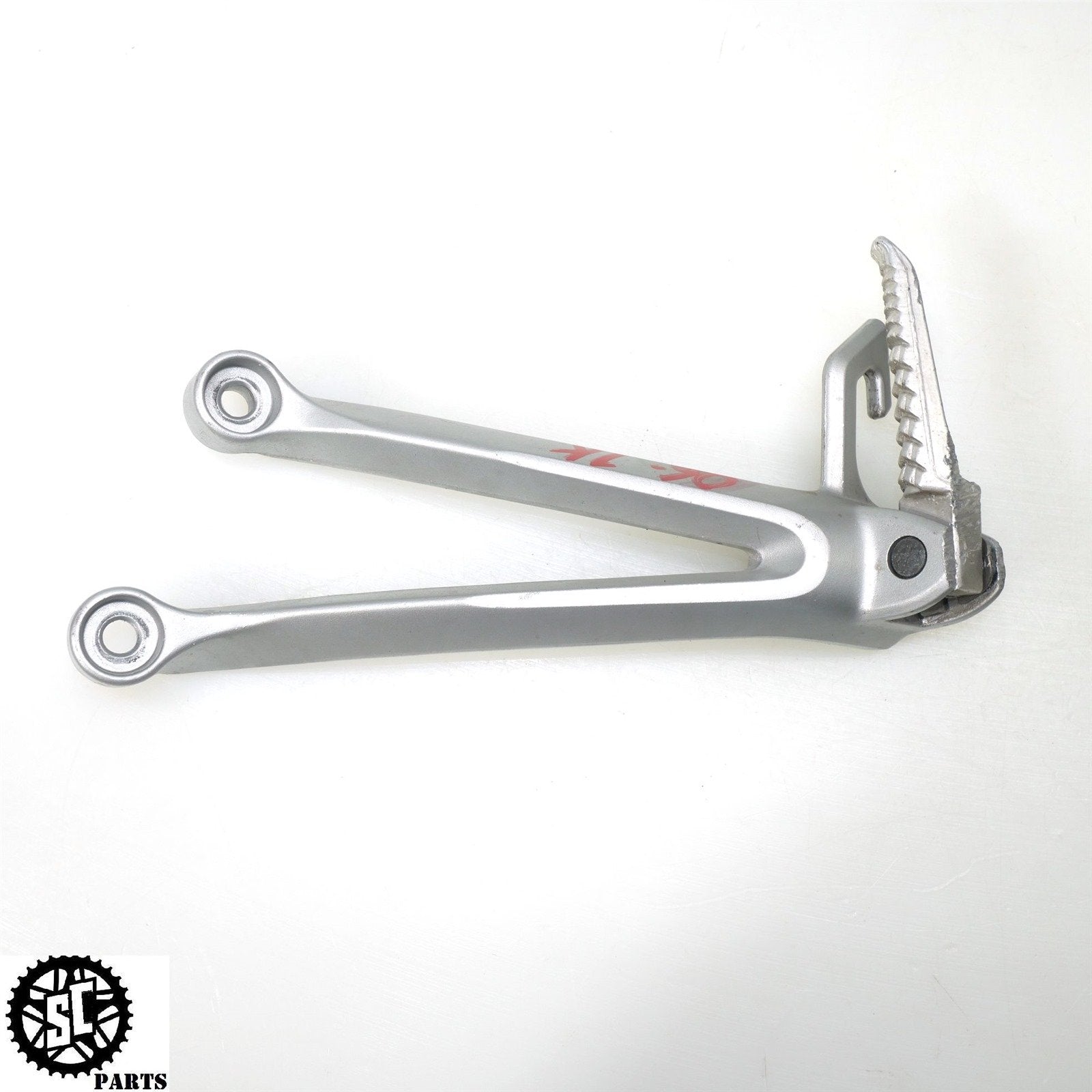 05 06 SUZUKI GSXR1000 LEFT REAR PASSENGER FOOT PEG S26 - SALVAGECYCLEPARTS