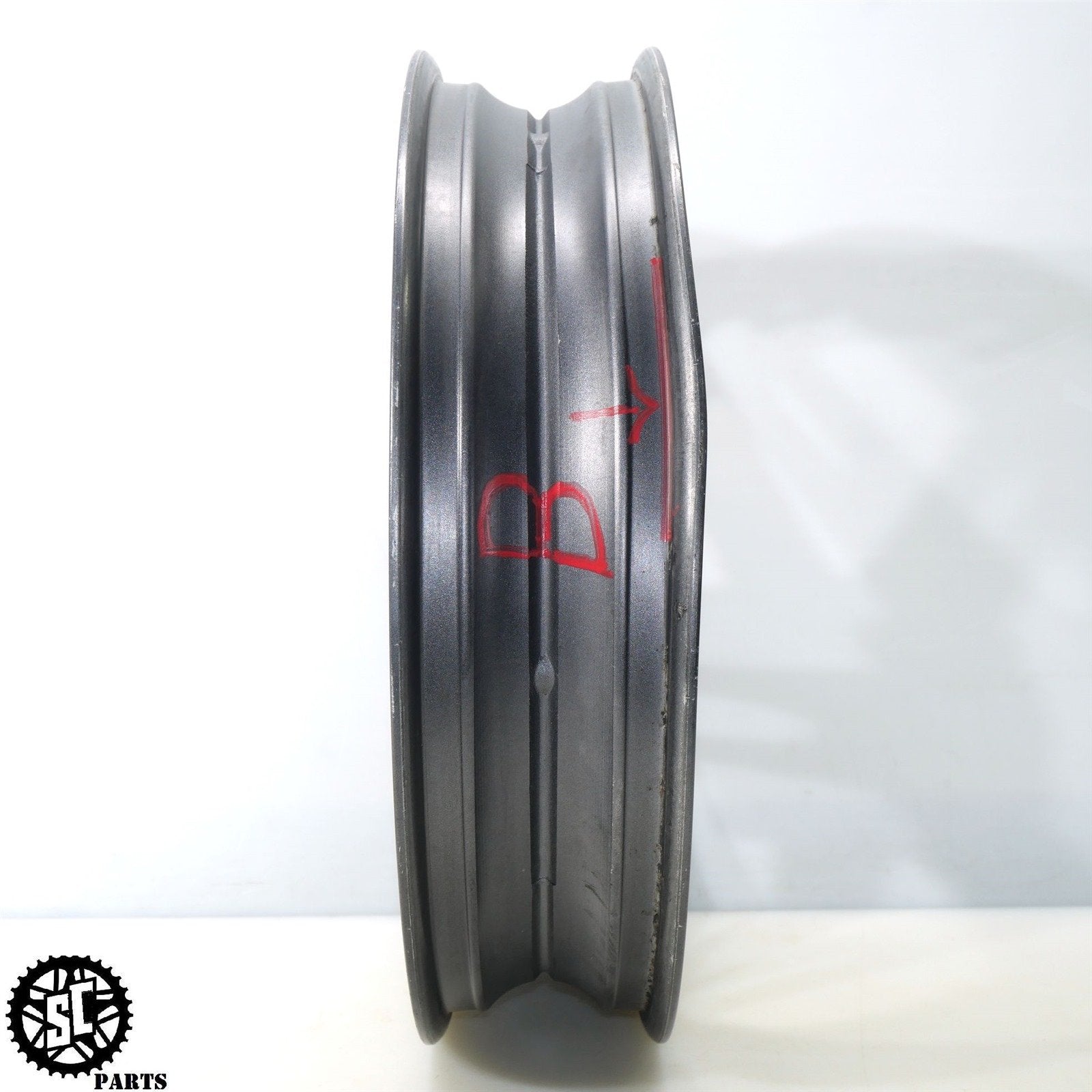 05 - 07 TRIUMPH SPEED TRIPLE 1050 FRONT WHEEL RIM SB T2000074 T33 - SALVAGECYCLEPARTS