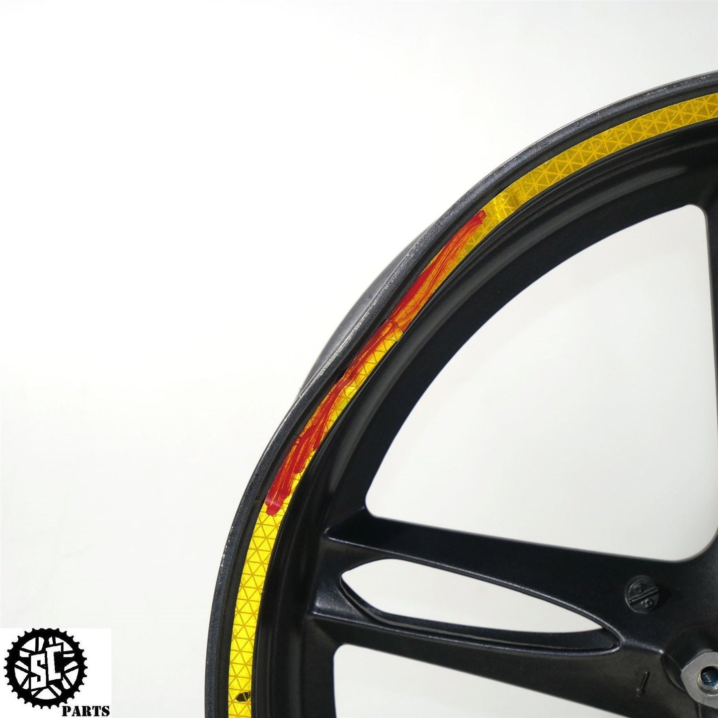 05 - 07 TRIUMPH SPEED TRIPLE 1050 FRONT WHEEL RIM SB T2000074 T33 - SALVAGECYCLEPARTS