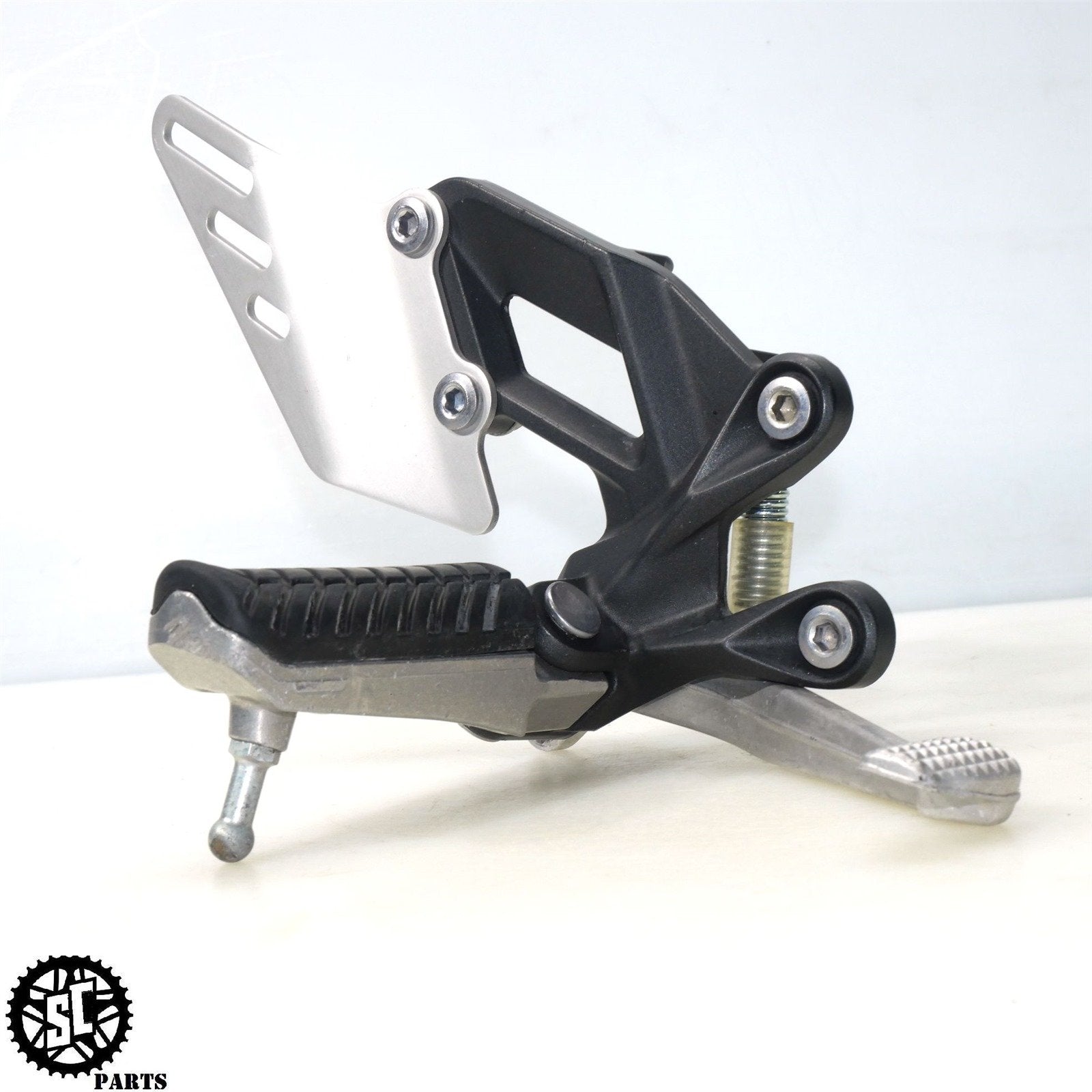 06 07 2008 - 2011 KAWASAKI ZX14 RIGHT REARSET FOOT PEG BRACKET K48 - SALVAGECYCLEPARTS