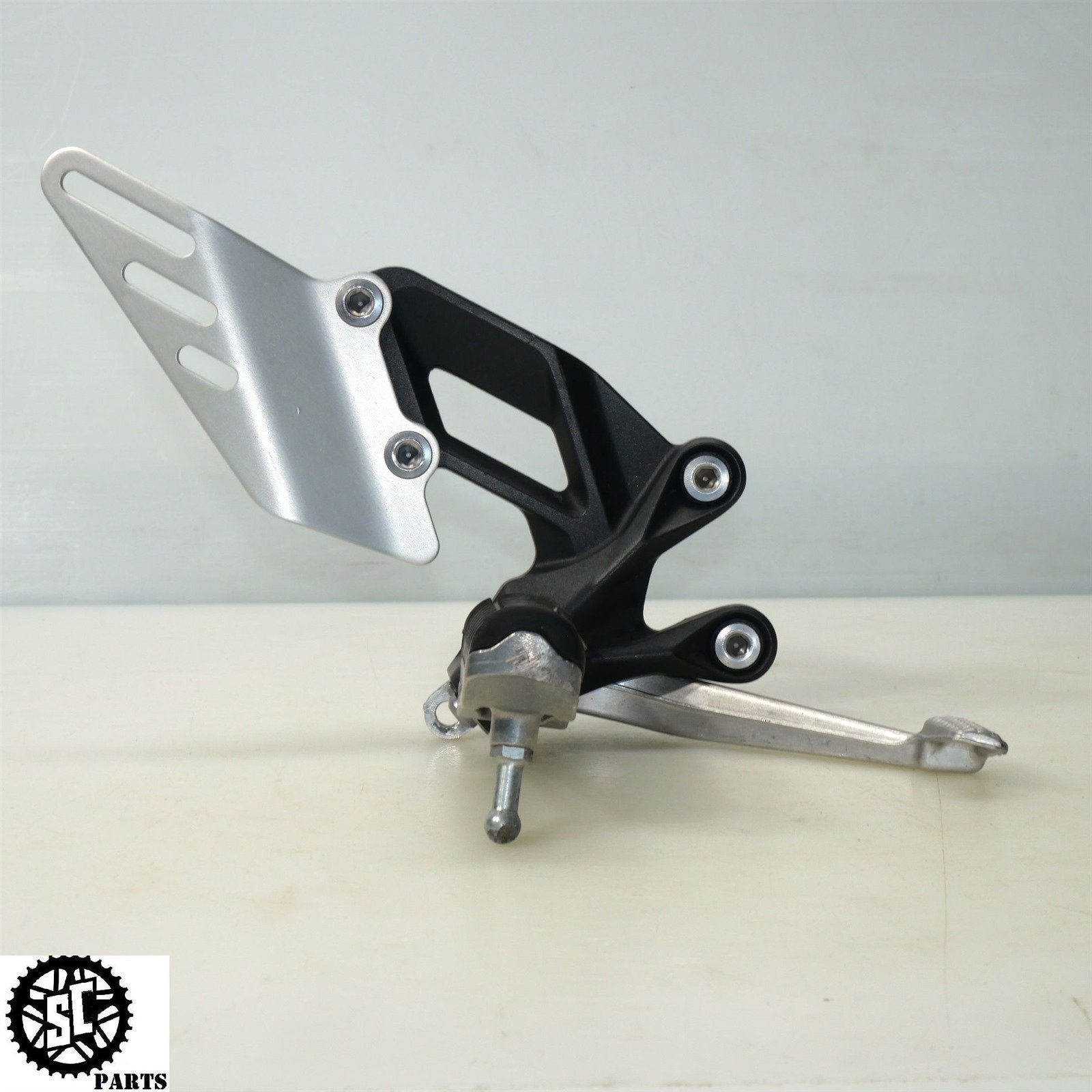 06 07 2008 - 2011 KAWASAKI ZX14 RIGHT REARSET FOOT PEG BRACKET K48 - SALVAGECYCLEPARTS
