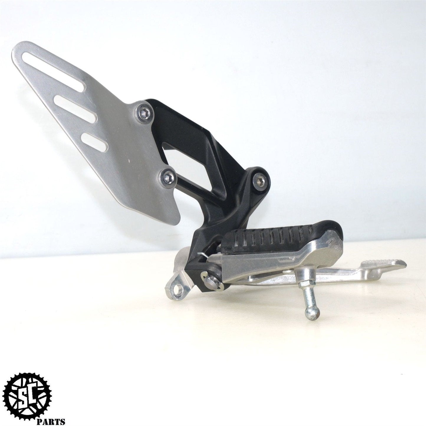 06 07 2008 - 2011 KAWASAKI ZX14 RIGHT REARSET FOOT PEG BRACKET K48 - SALVAGECYCLEPARTS