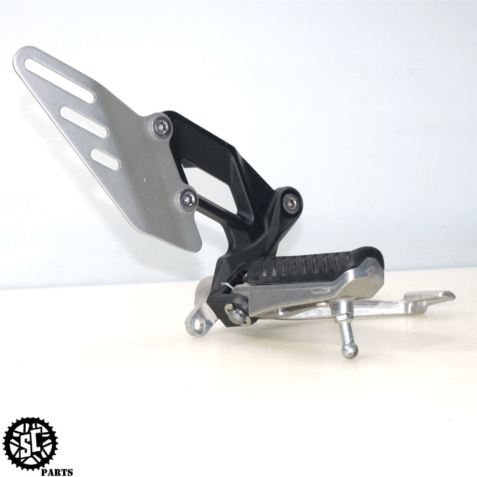 06 07 2008 - 2011 KAWASAKI ZX14 RIGHT REARSET FOOT PEG BRACKET K48 - SALVAGECYCLEPARTS