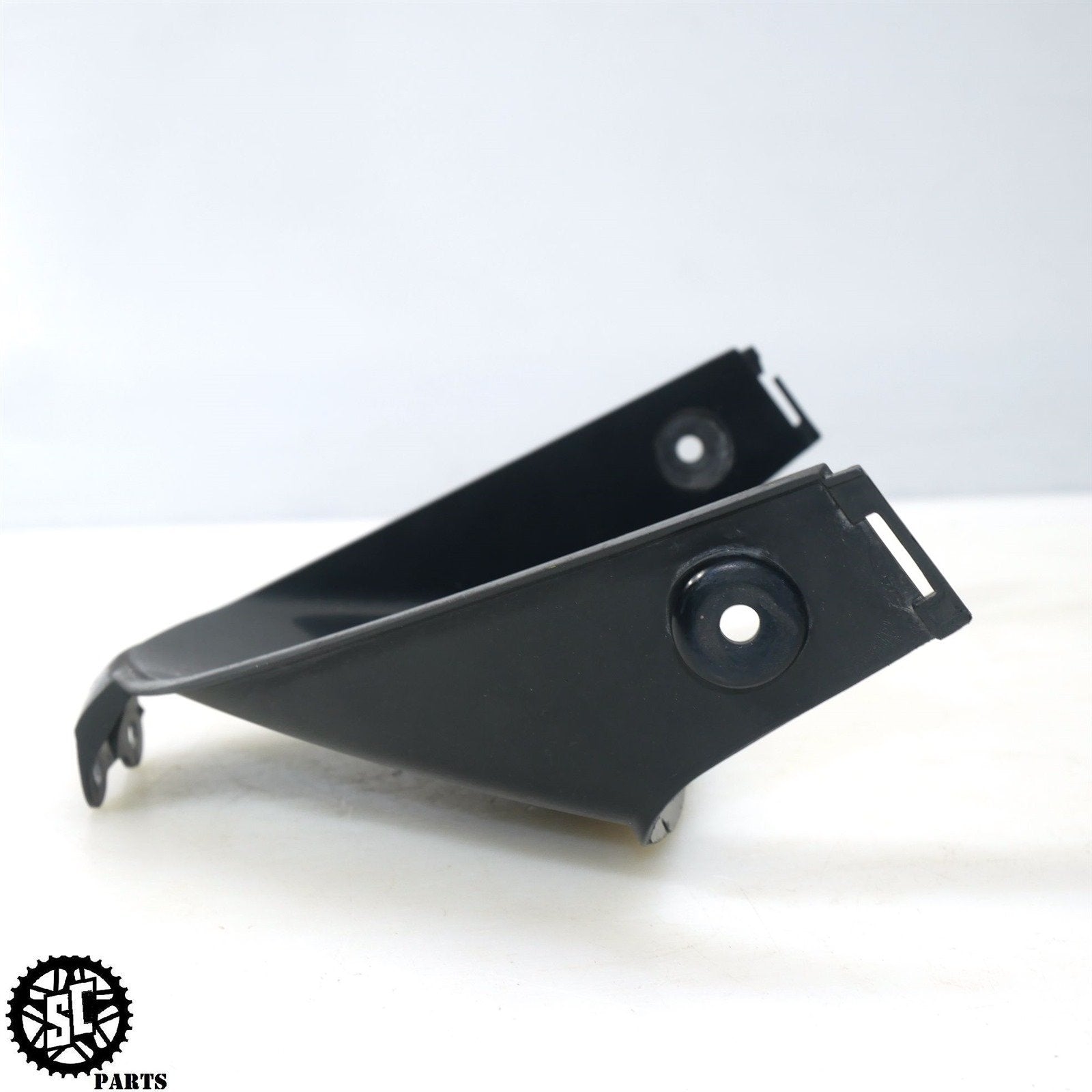 06 07 HONDA CBR1000RR CENTER LOWER V FAIRING H11 - SALVAGECYCLEPARTS