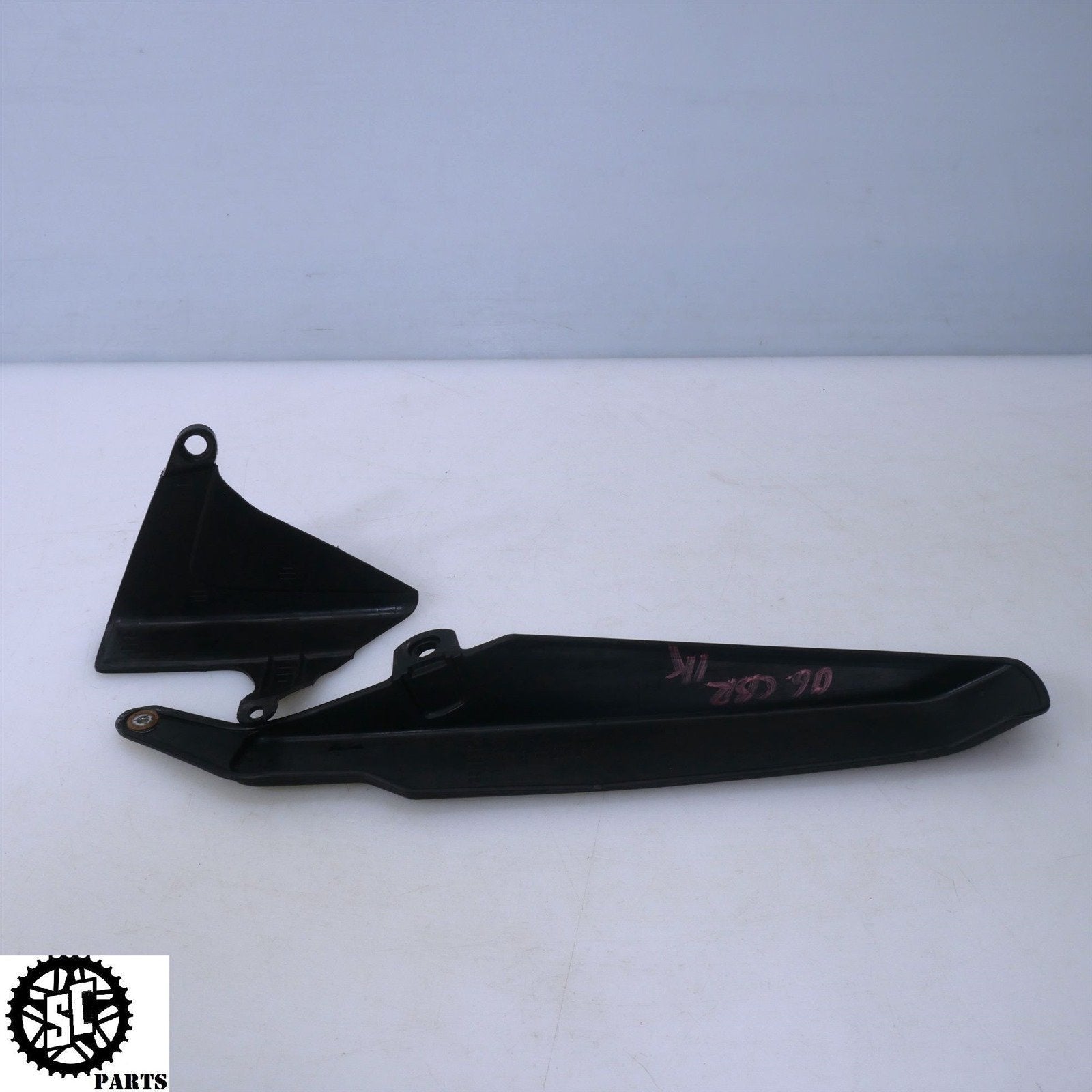 06 07 HONDA CBR1000RR CHAIN GUARD COVER H32 - SALVAGECYCLEPARTS