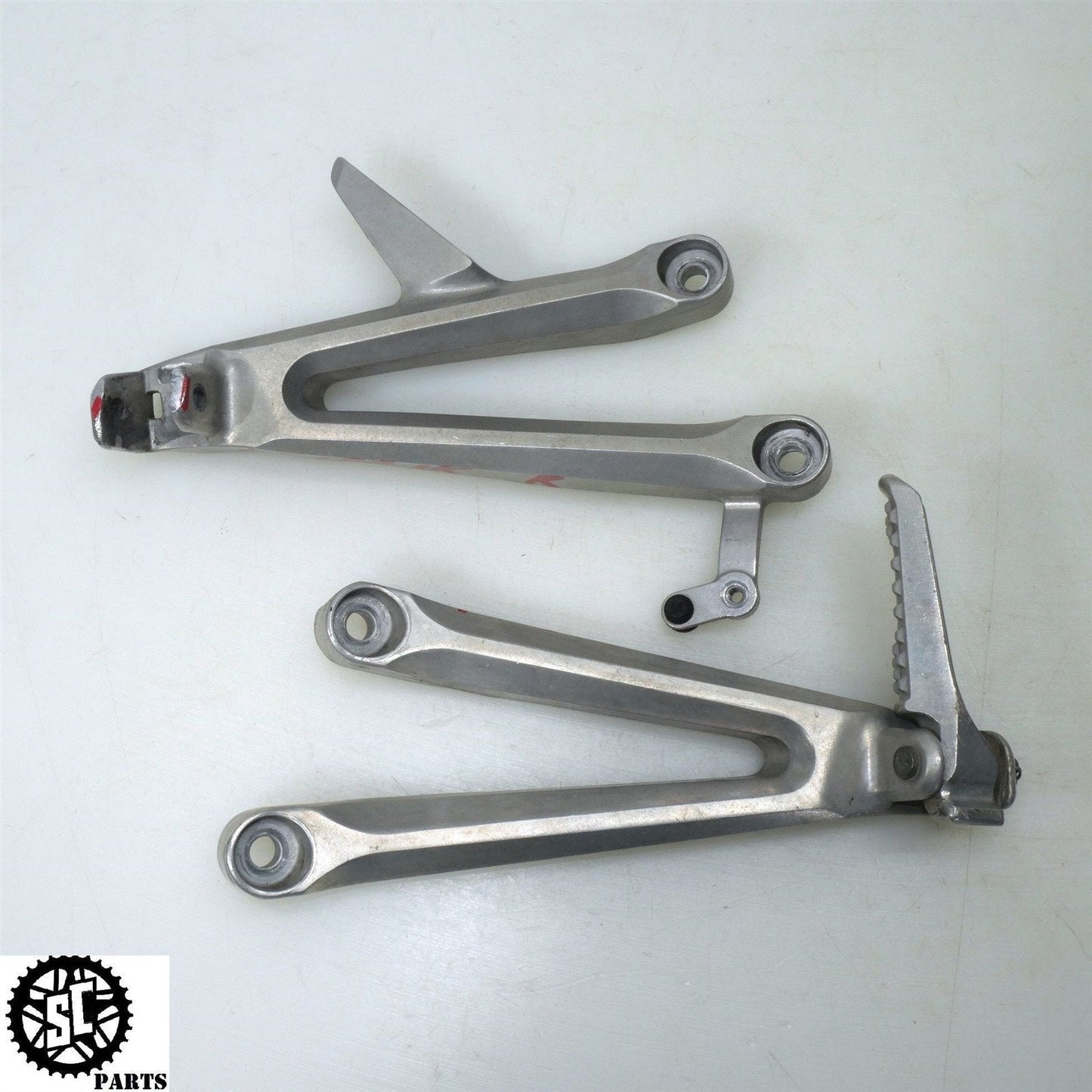 06 07 HONDA CBR1000RR REAR PASSENGER FOOT PEGS LEFT RIGHT H32 - SALVAGECYCLEPARTS