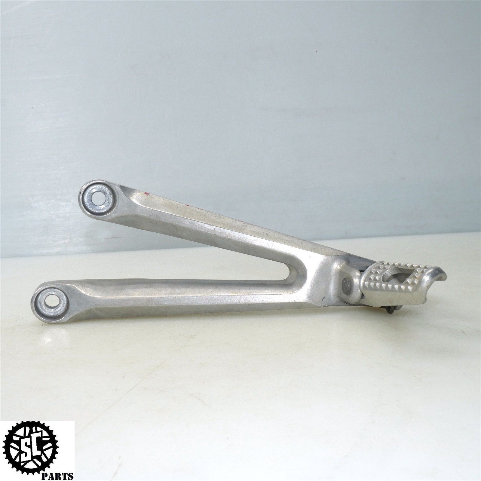 06 07 HONDA CBR1000RR REAR PASSENGER FOOT PEGS LEFT RIGHT H32 - SALVAGECYCLEPARTS