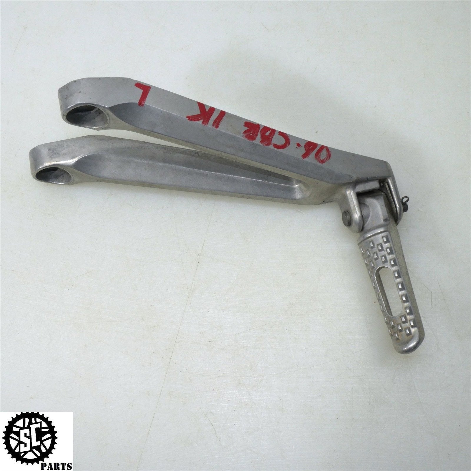 06 07 HONDA CBR1000RR REAR PASSENGER FOOT PEGS LEFT RIGHT H32 - SALVAGECYCLEPARTS