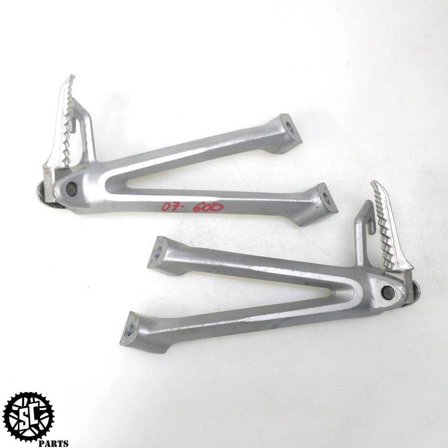 2006 SUZUKI GSXR600 REAR PASSENGER PEGS S47