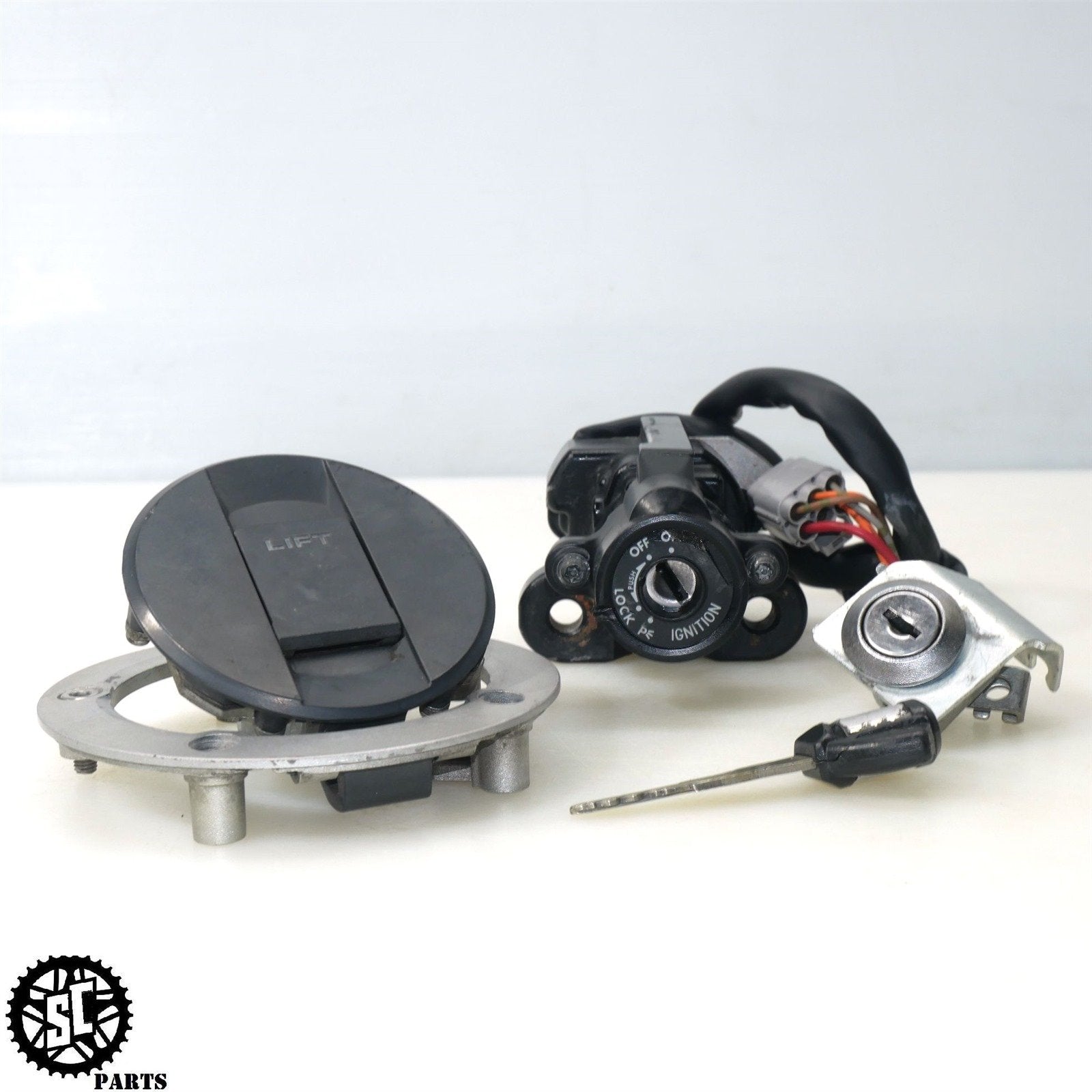 06 07 SUZUKI GSXR 600 LOCK SET IGNITION SWITCH S70 – SALVAGECYCLEPARTS