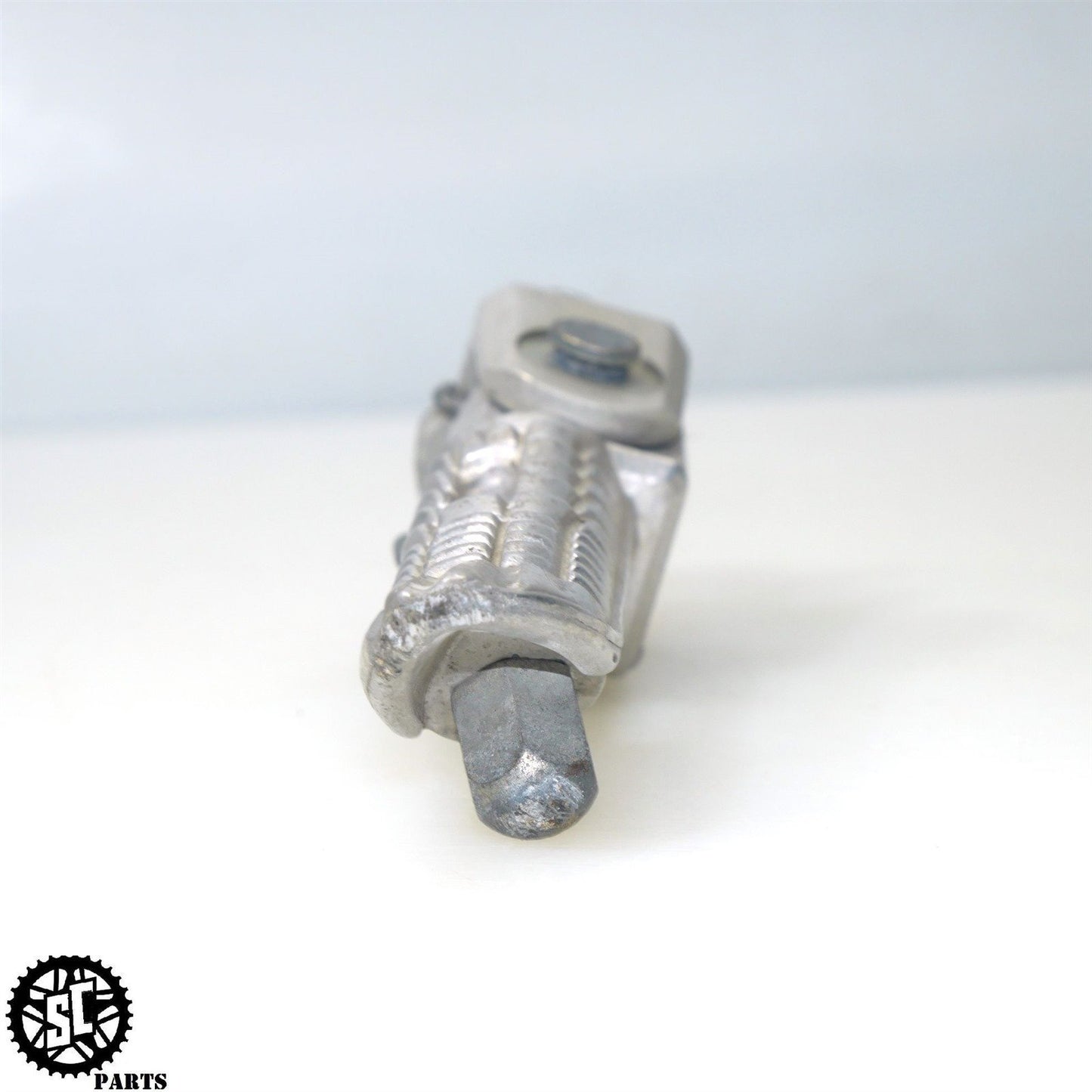 06 07 SUZUKI GSXR 600 RIGHT FRONT FOOT PEG S70