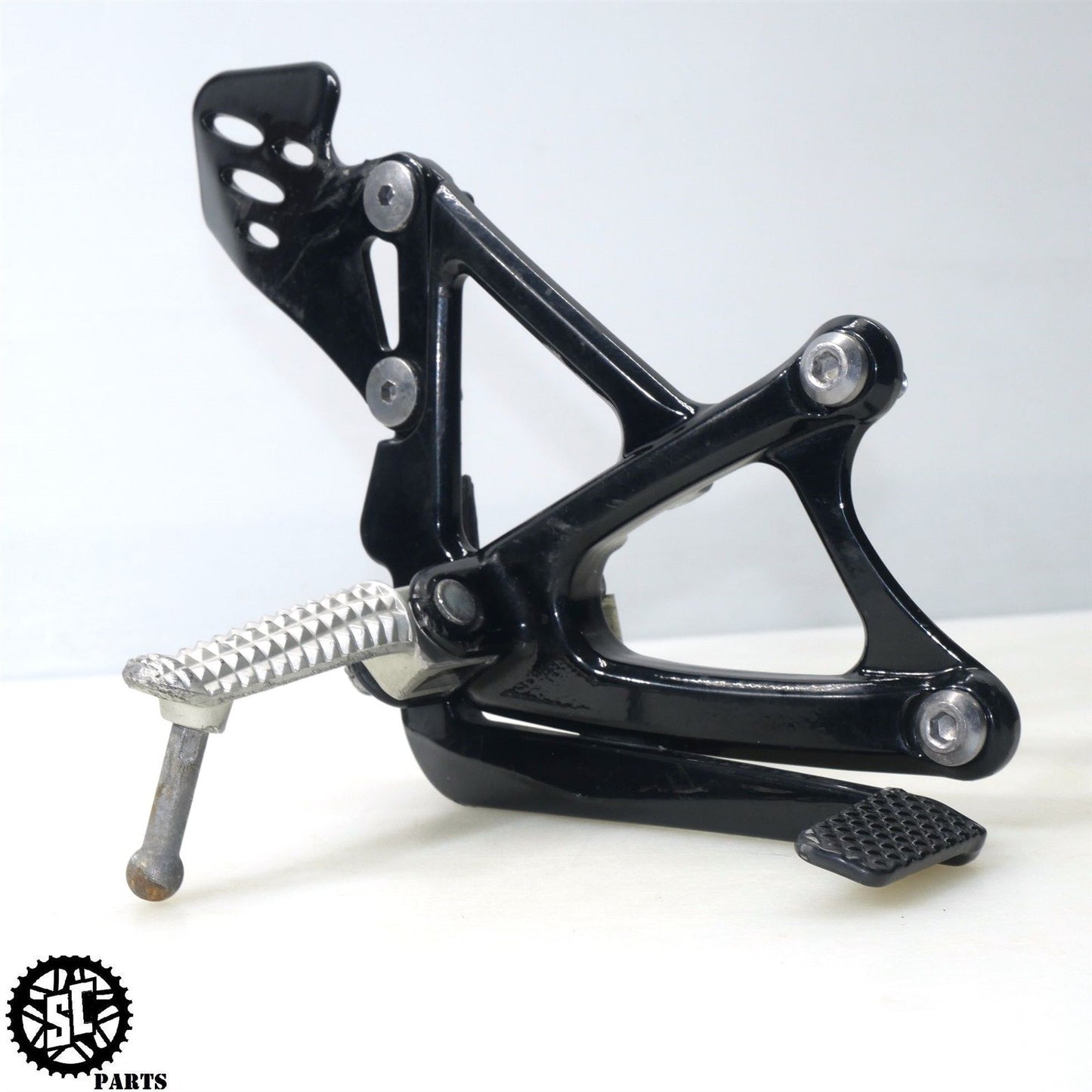 09-14 YAMAHA YZF R1 RIGHT REARSET FOOT REST Y39