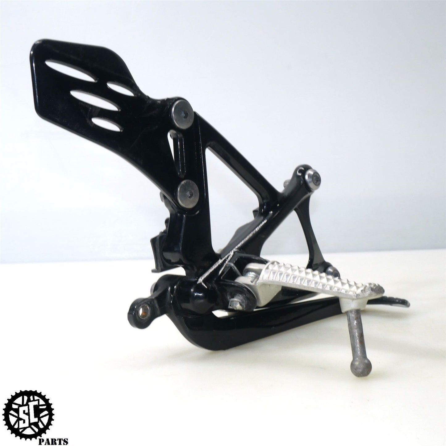 09-14 YAMAHA YZF R1 RIGHT REARSET FOOT REST Y39