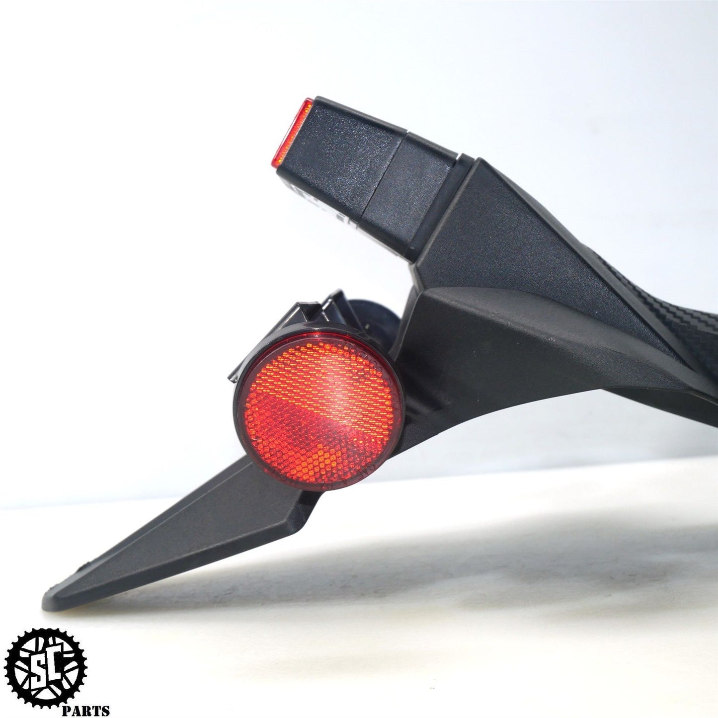 20-23 SUZUKI GSXR 600 750 REAR FENDER LICENSE PLATE MOUNT MUD GUARD S58