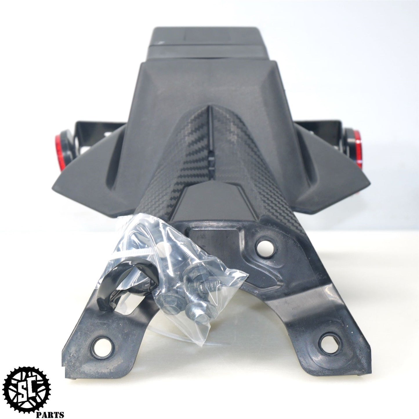 20-23 SUZUKI GSXR 600 750 REAR FENDER LICENSE PLATE MOUNT MUD GUARD S58