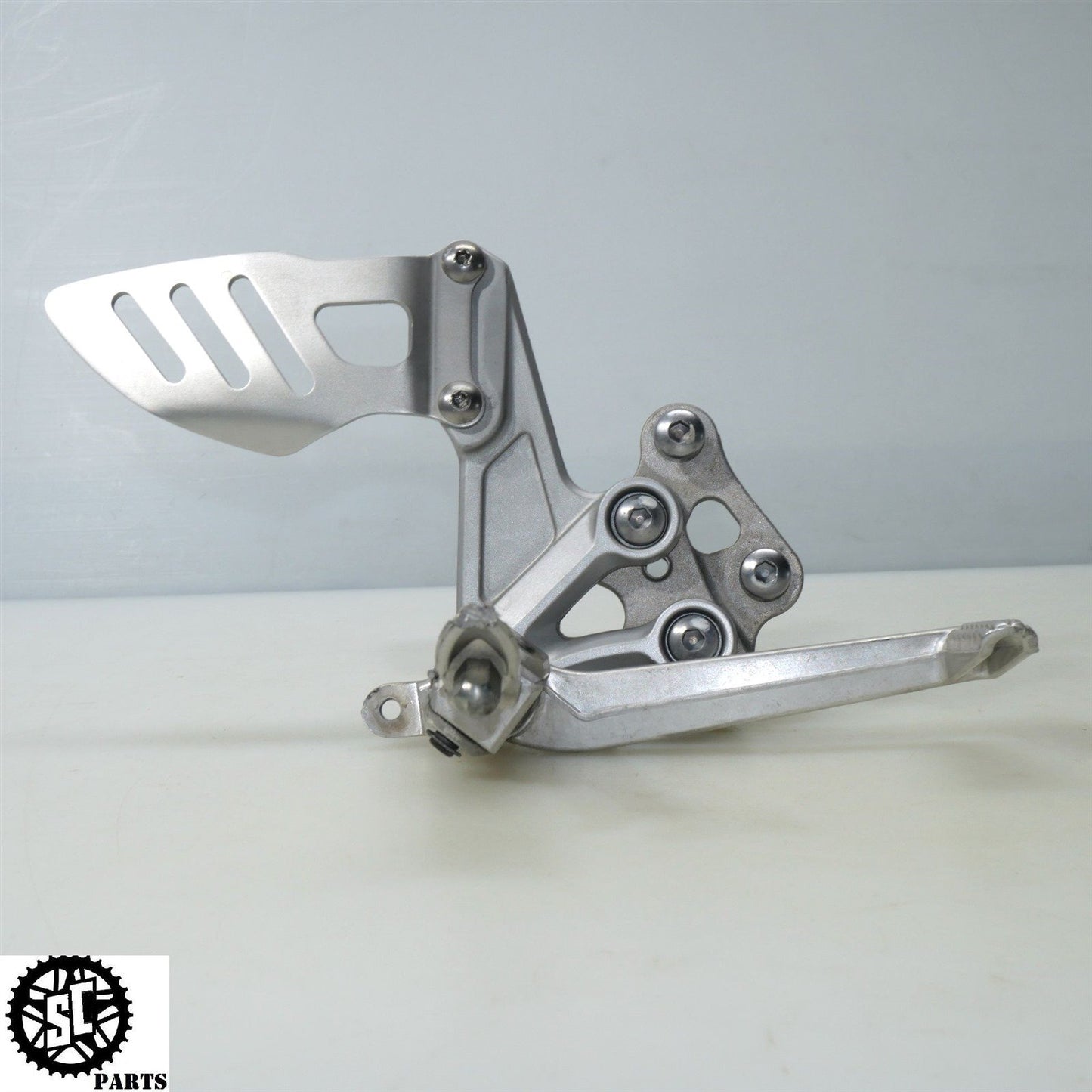 07 08 SUZUKI GSXR 1000 RIGHT REARSET FOOT PEG BRACKET S73