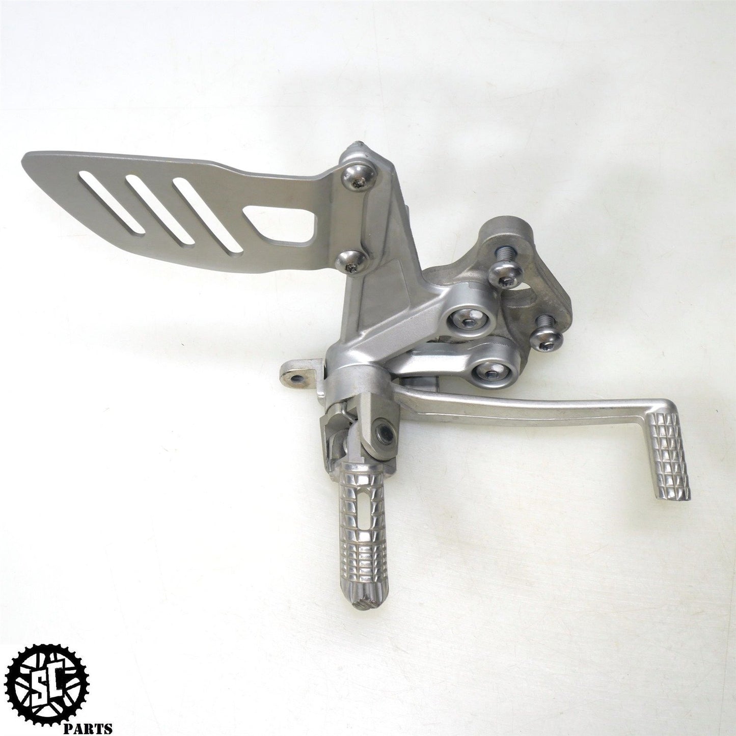 07 08 SUZUKI GSXR 1000 RIGHT REARSET FOOT PEG BRACKET S73