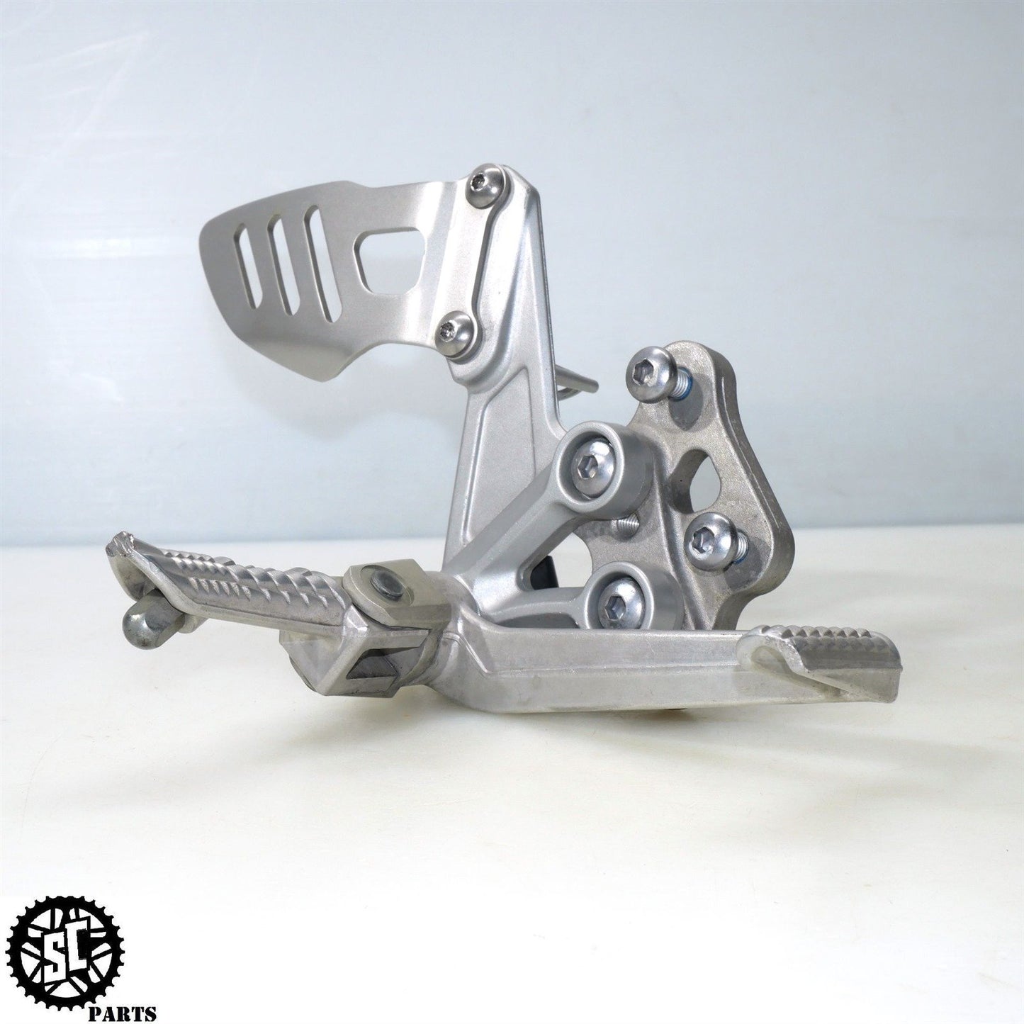 07 08 SUZUKI GSXR 1000 RIGHT REARSET FOOT PEG BRACKET S73