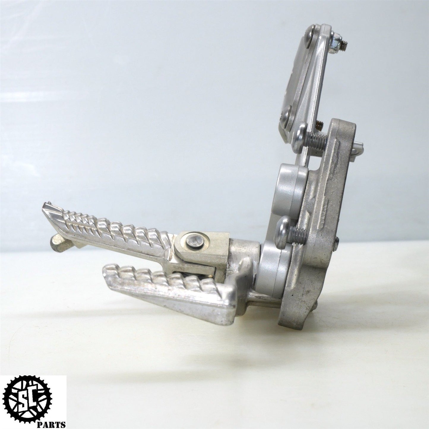 07 08 SUZUKI GSXR 1000 RIGHT REARSET FOOT PEG BRACKET S73