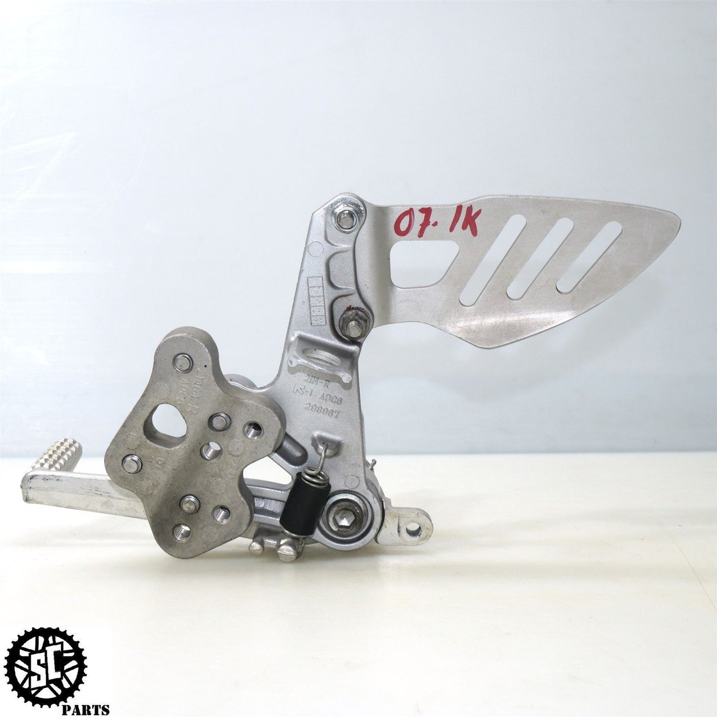 07 08 SUZUKI GSXR 1000 RIGHT REARSET FOOT PEG BRACKET S73