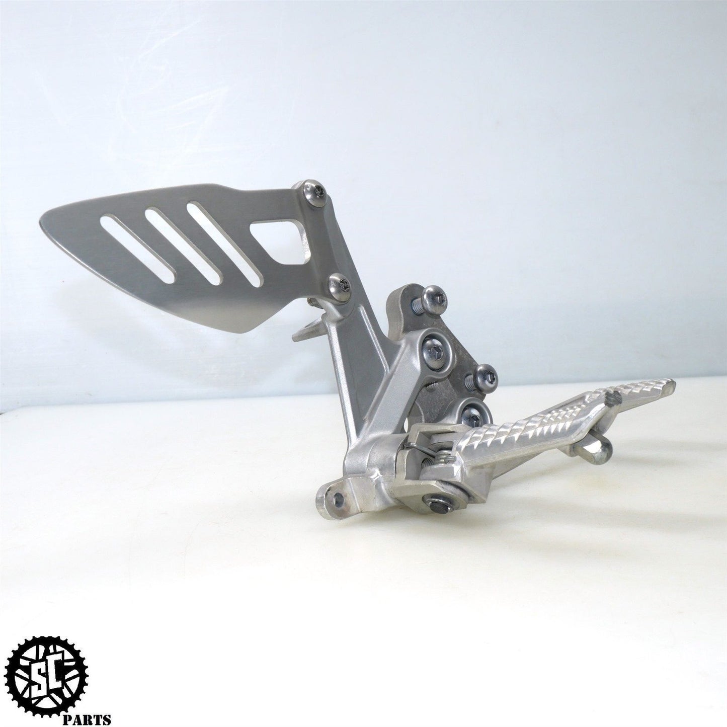 07 08 SUZUKI GSXR 1000 RIGHT REARSET FOOT PEG BRACKET S73