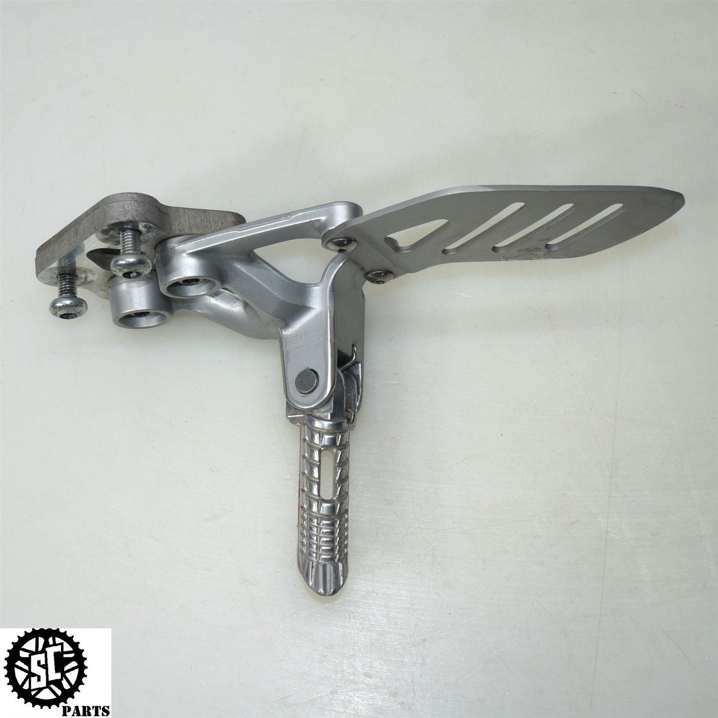 08 09 SUZUKI GSXR 600 LEFT REARSET FOOT PEG BRACKET S45