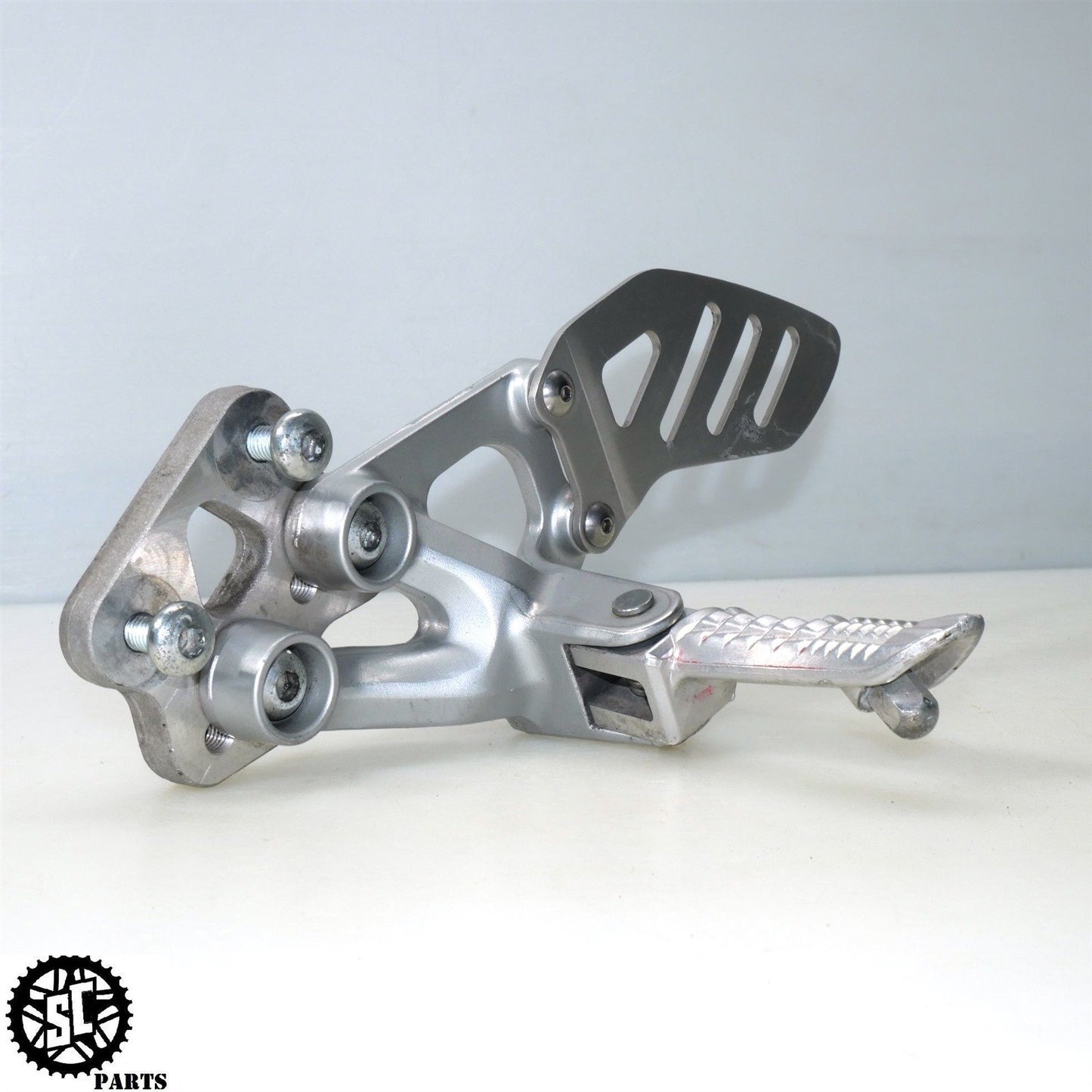 08 09 SUZUKI GSXR 600 LEFT REARSET FOOT PEG BRACKET S45