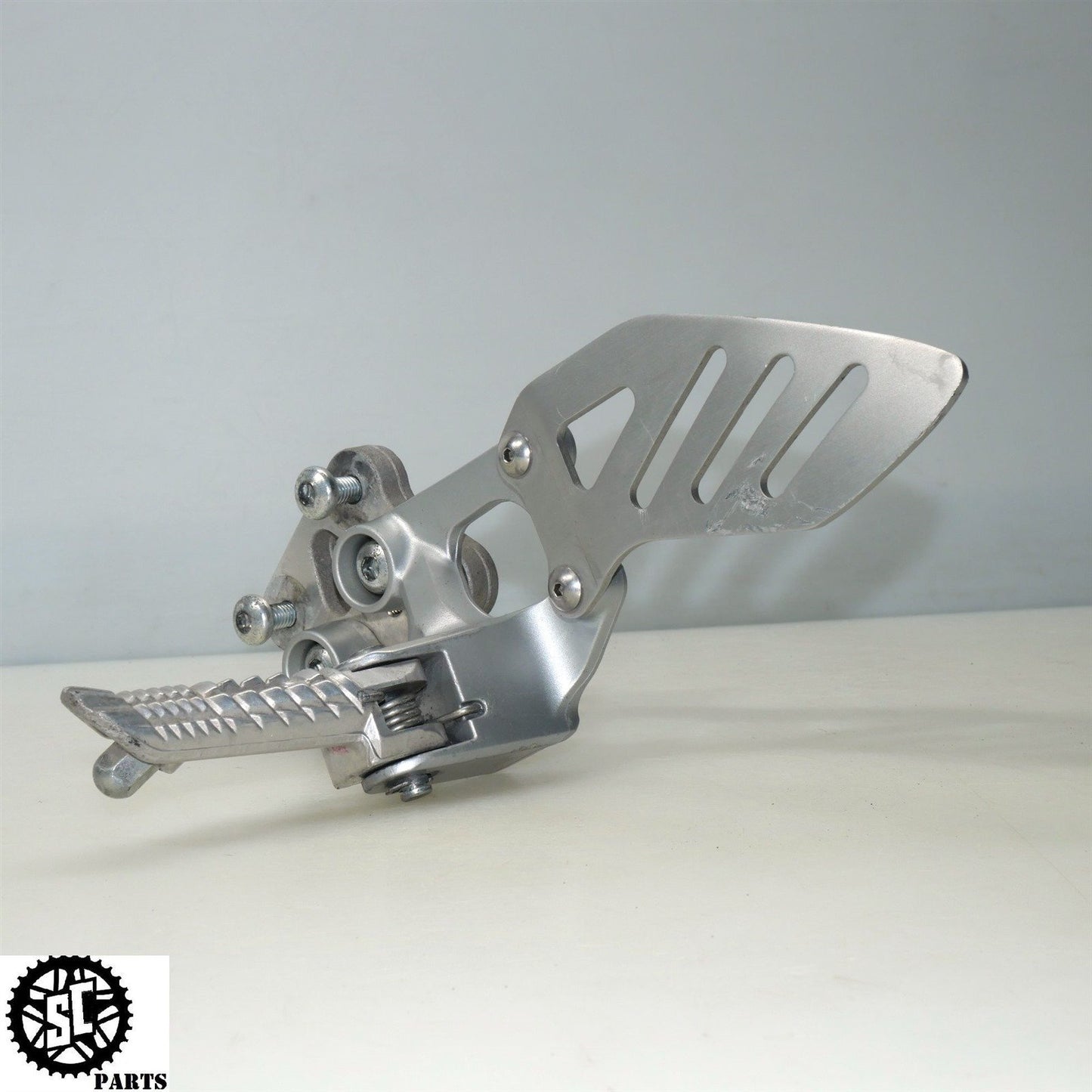 08 09 SUZUKI GSXR 600 LEFT REARSET FOOT PEG BRACKET S45