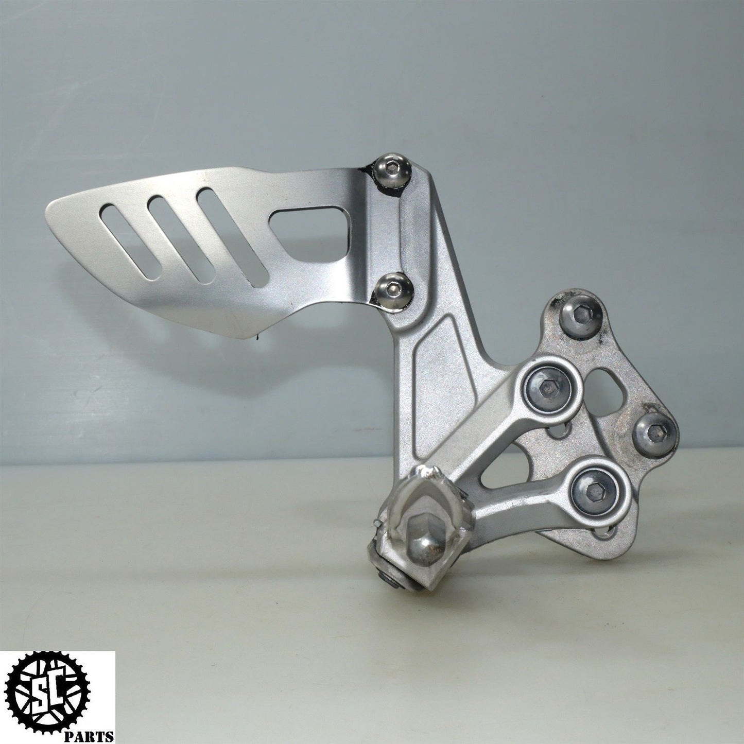 2008 SUZUKI GSXR 1000 RIGHT REARSET FOOT PEG BRACKET S50