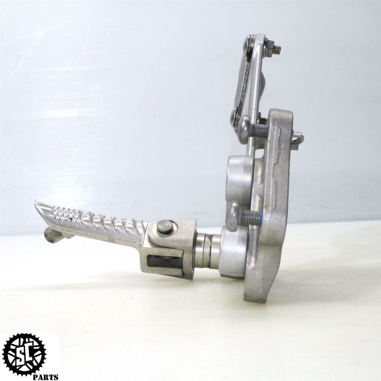 2008 SUZUKI GSXR 1000 RIGHT REARSET FOOT PEG BRACKET S50