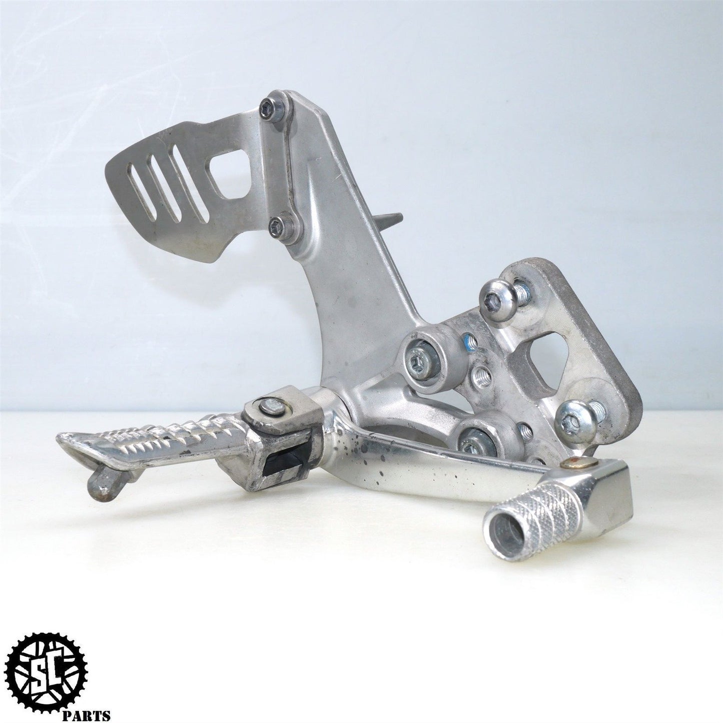 2008 SUZUKI GSXR 600 RIGHT REARSET PEG BRACKET BRAKE PEDAL S54