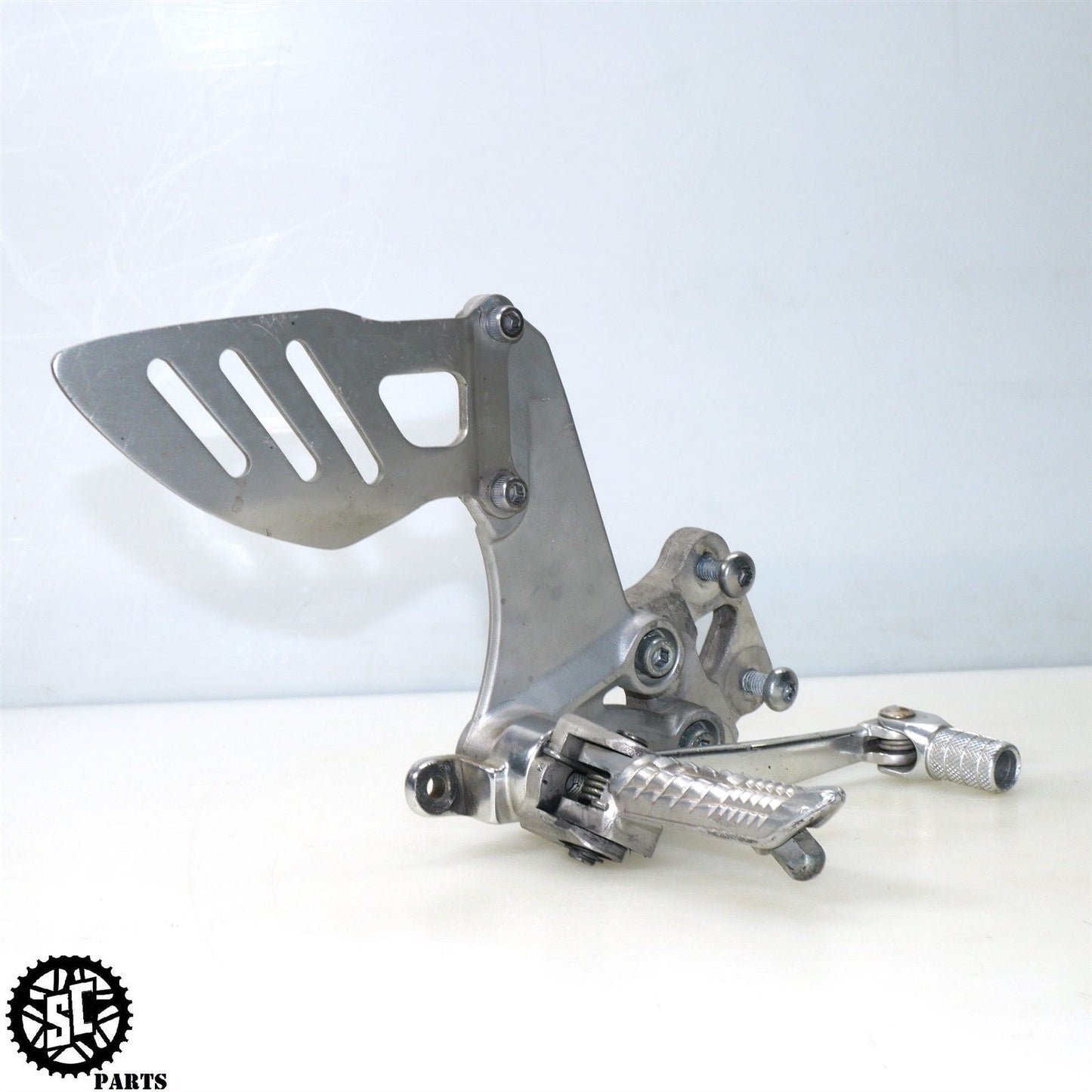 2008 SUZUKI GSXR 600 RIGHT REARSET PEG BRACKET BRAKE PEDAL S54