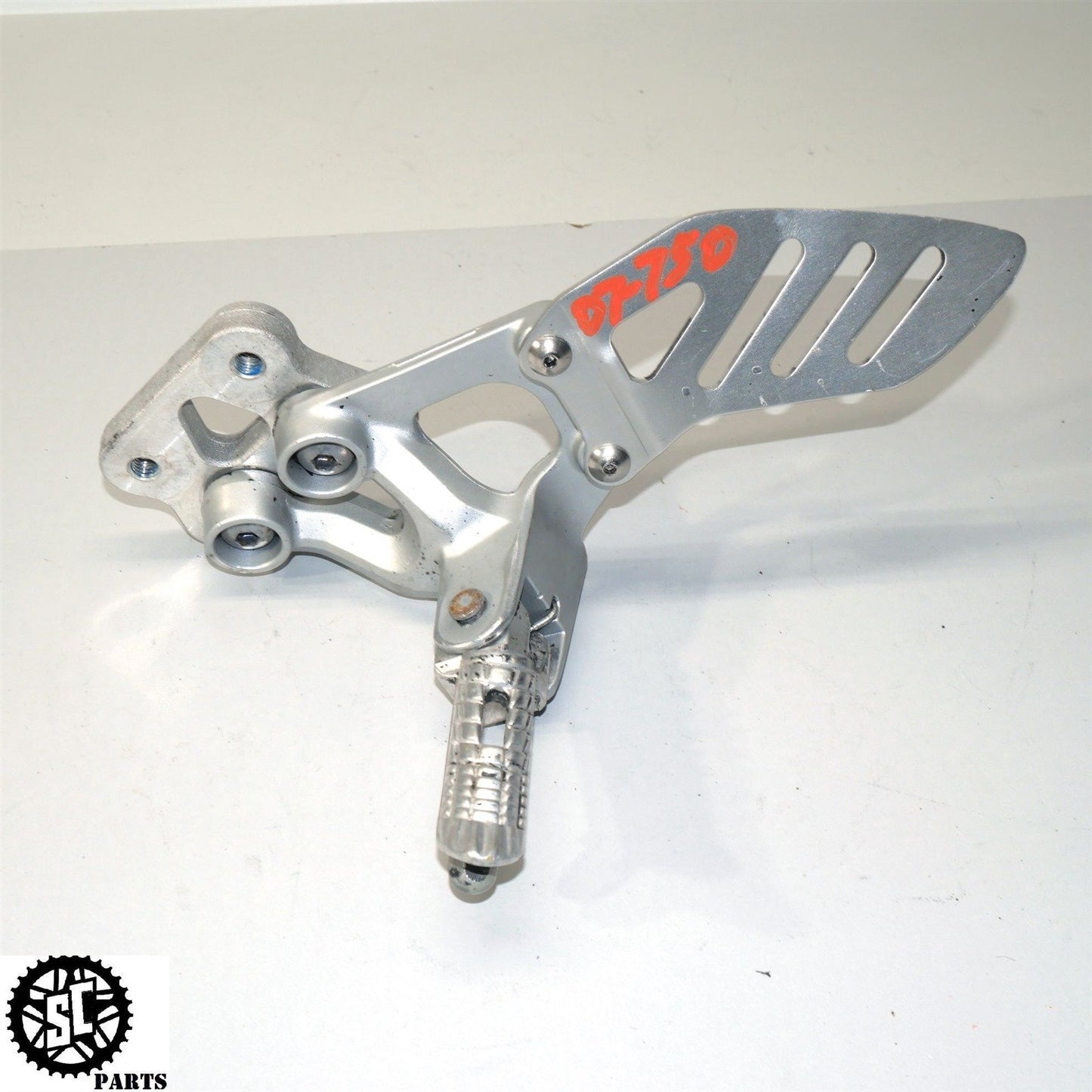 2007 SUZUKI GSXR 750 LEFT REARSET FRONT PEG BRACKET S45