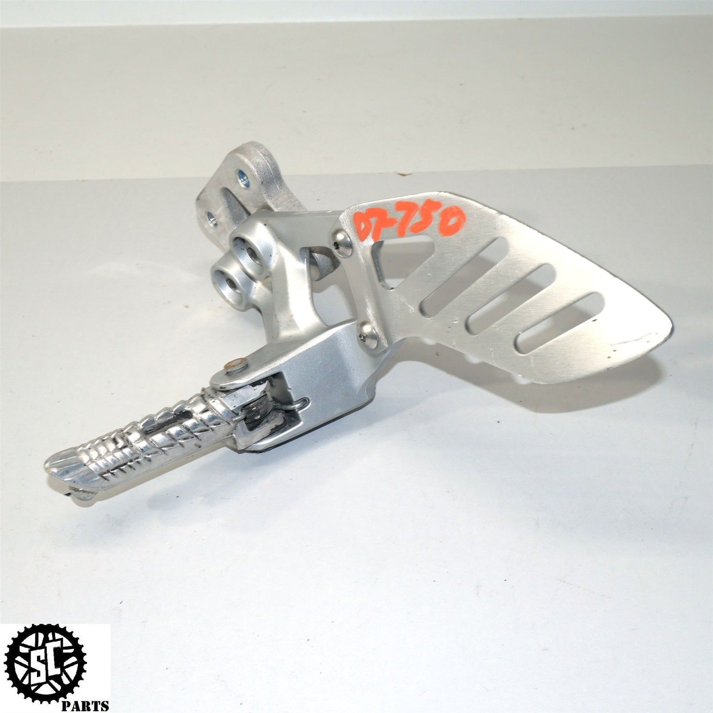 2007 SUZUKI GSXR 750 LEFT REARSET FRONT PEG BRACKET S45