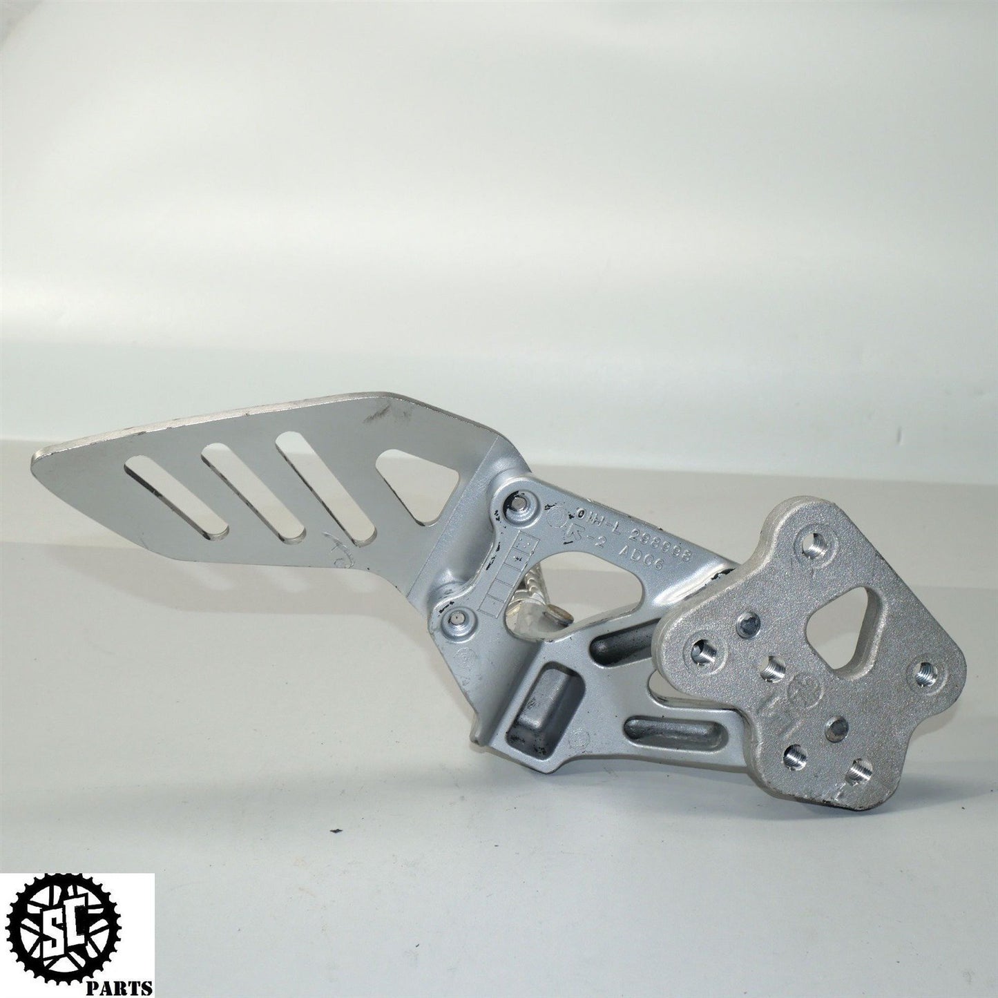 2007 SUZUKI GSXR 750 LEFT REARSET FRONT PEG BRACKET S45