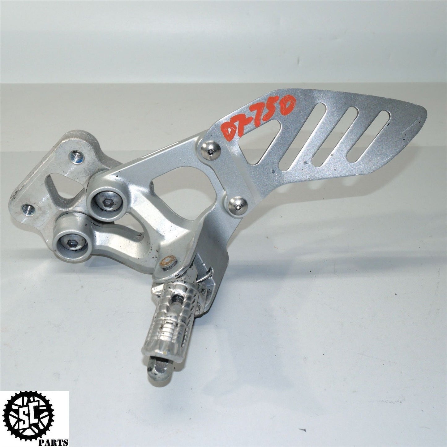 2007 SUZUKI GSXR 750 LEFT REARSET FRONT PEG BRACKET S45