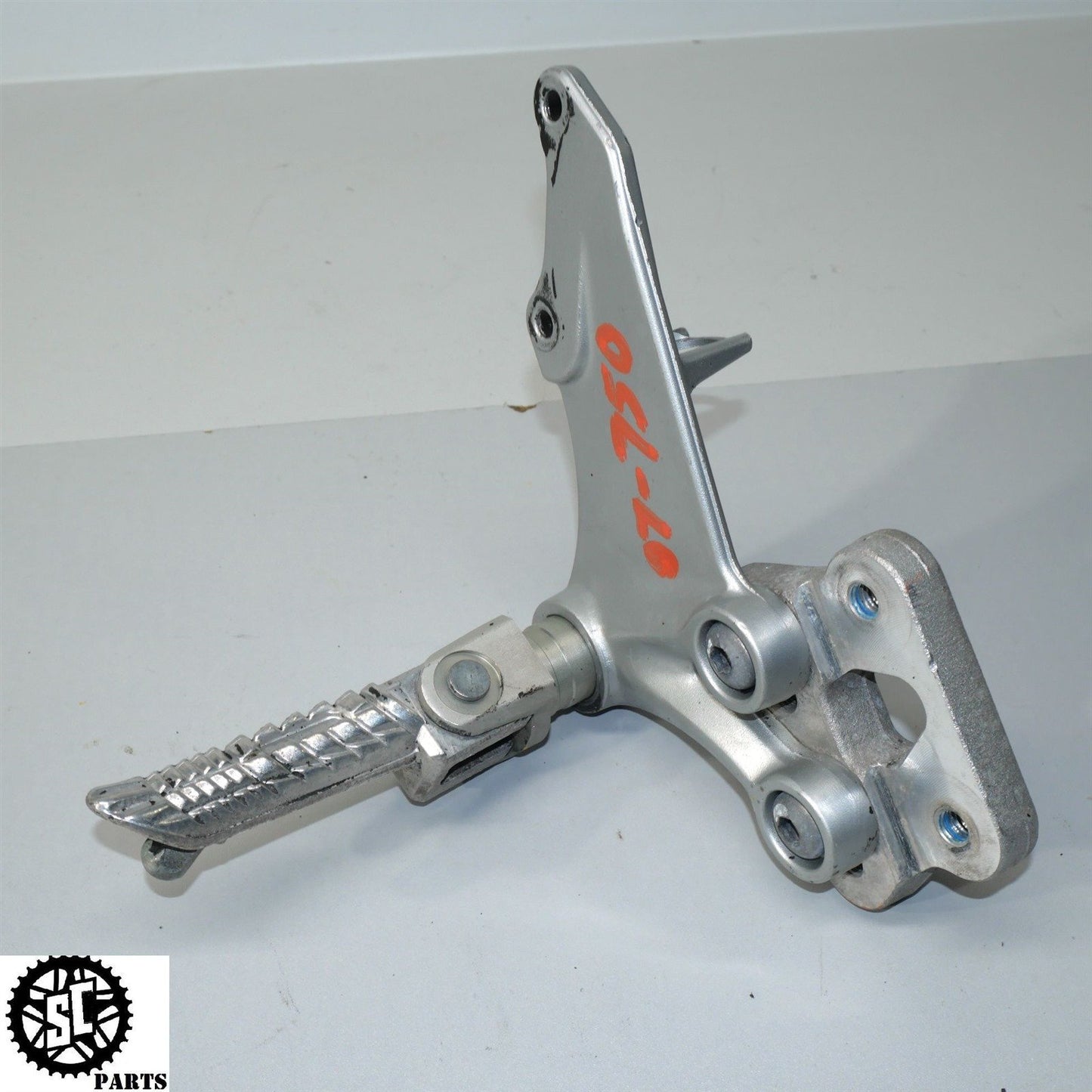 2007 SUZUKI GSXR 750 RIGHT REARSET FRONT FOOT PEG BRACKET S45