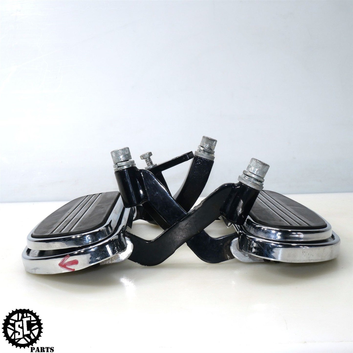 2008 HARLEY DAVIDSON STREET GLIDE FRONT FLOORBOARD BRACKET HD57