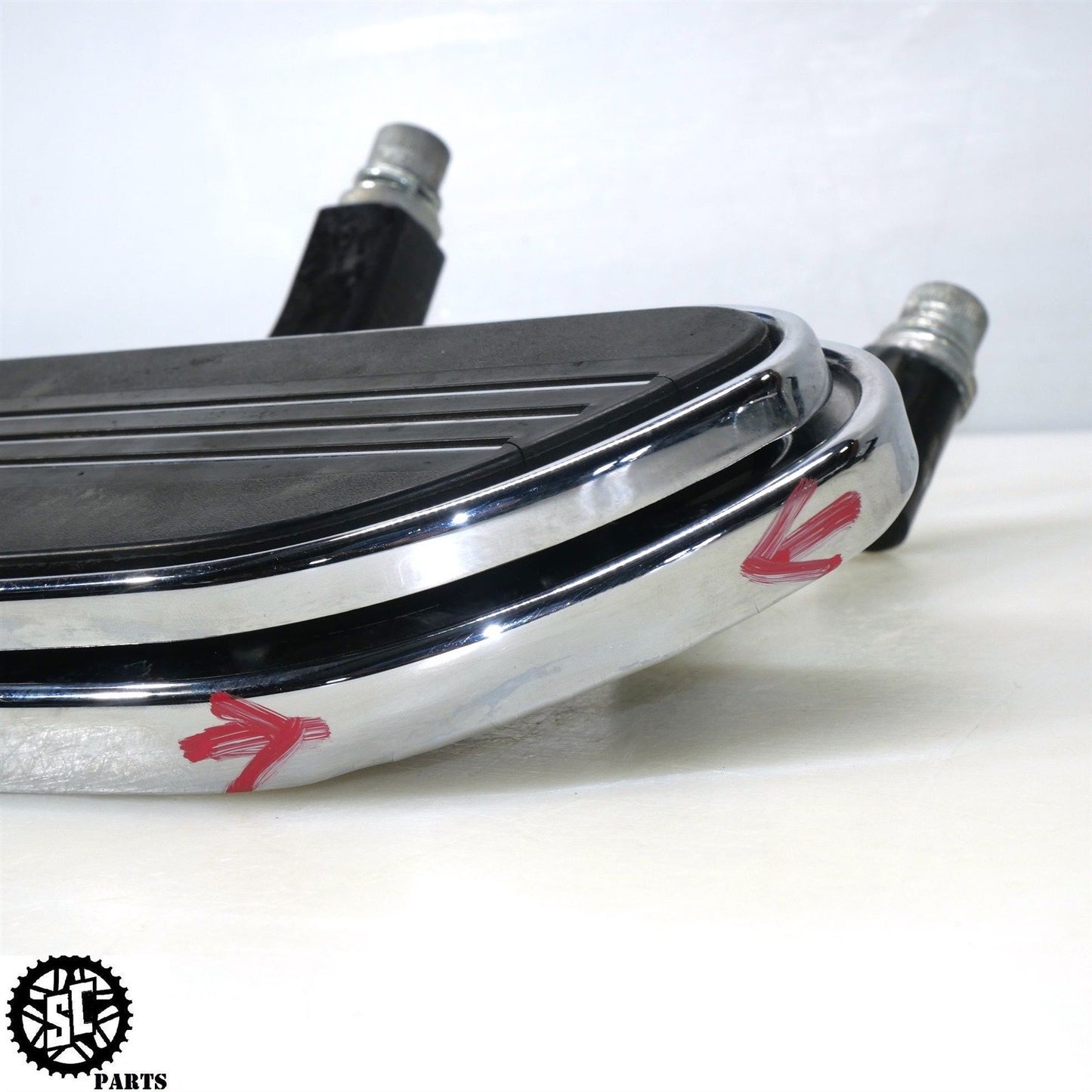 2008 HARLEY DAVIDSON STREET GLIDE FRONT FLOORBOARD BRACKET HD57