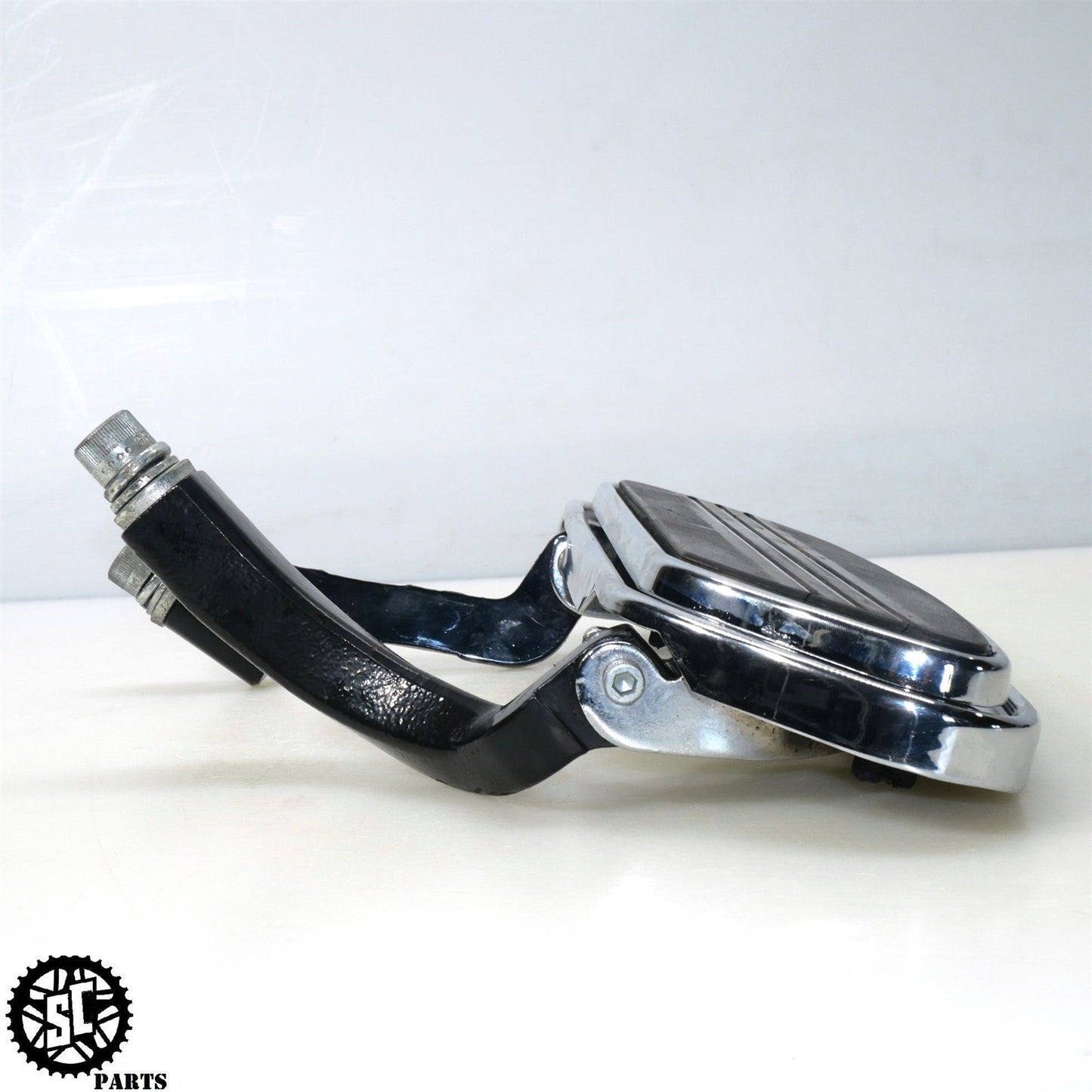 2008 HARLEY DAVIDSON STREET GLIDE FRONT FLOORBOARD BRACKET HD57