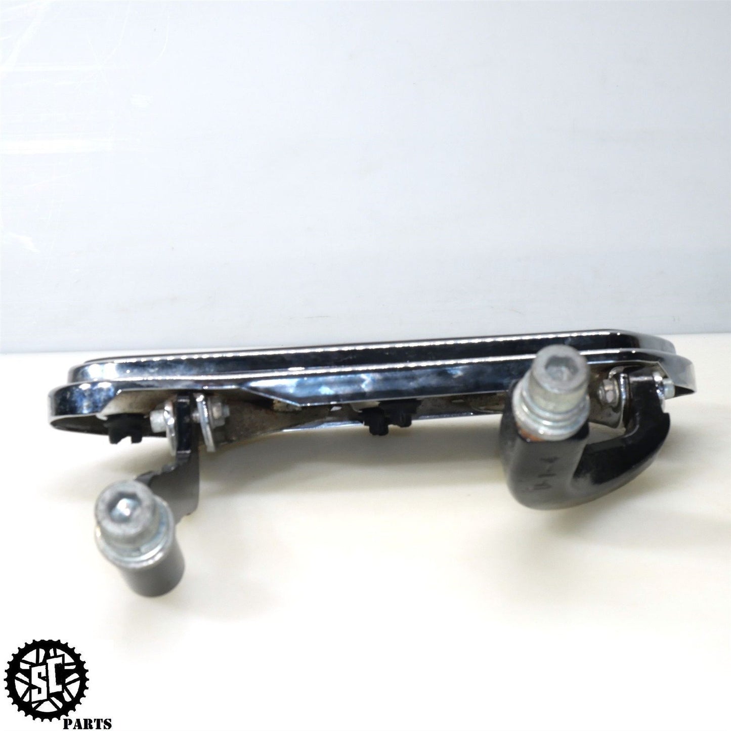 2008 HARLEY DAVIDSON STREET GLIDE FRONT FLOORBOARD BRACKET HD57