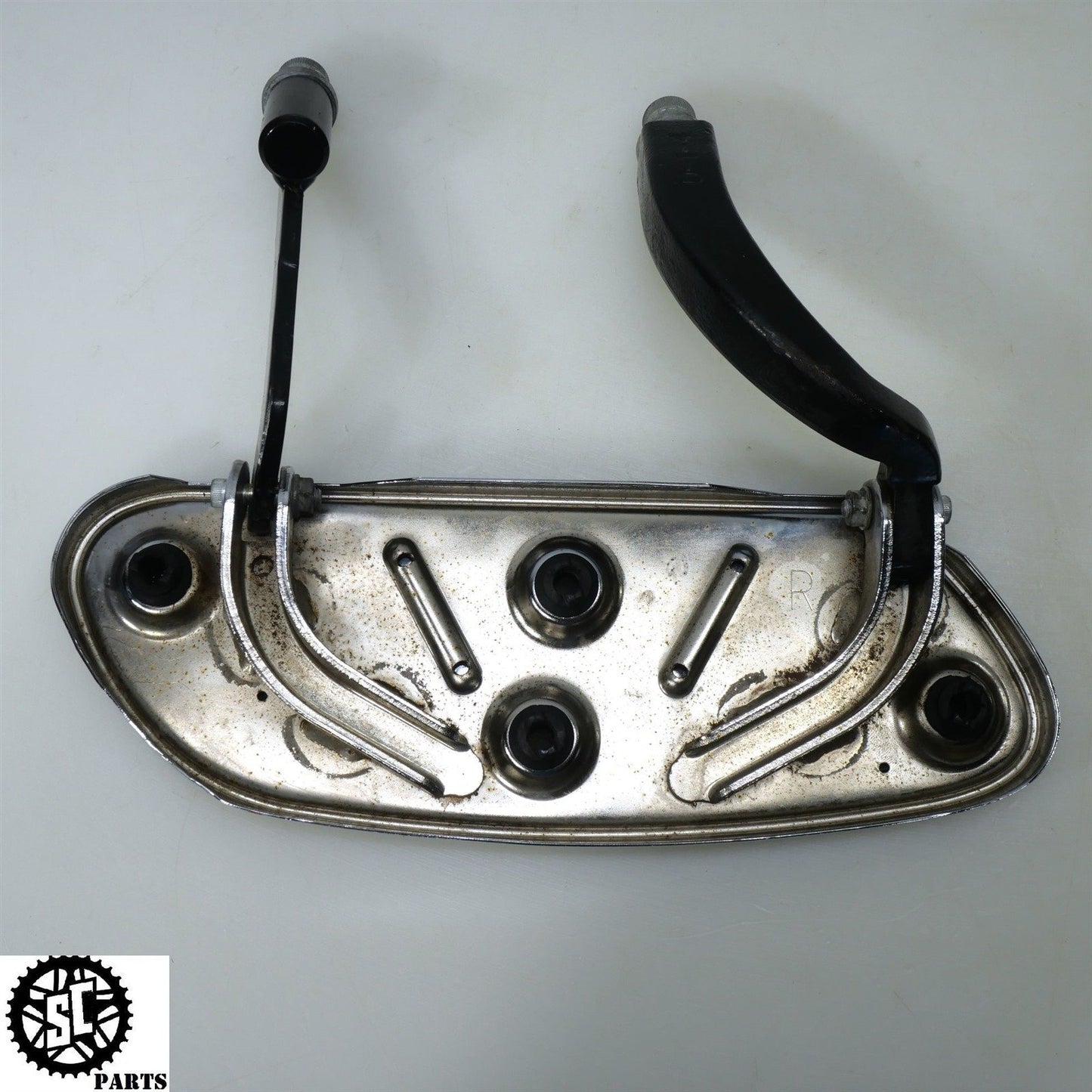 2008 HARLEY DAVIDSON STREET GLIDE FRONT FLOORBOARD BRACKET HD57