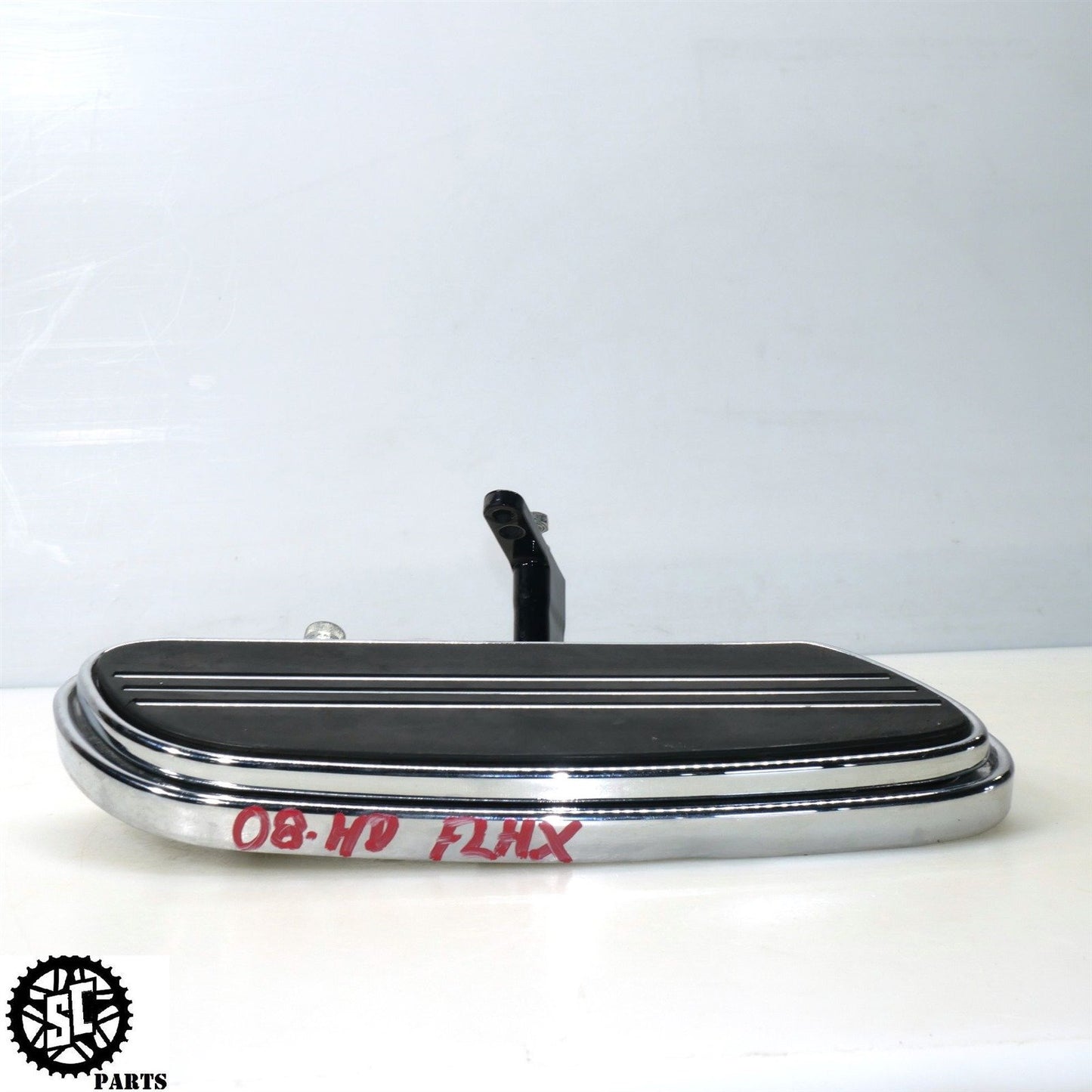 2008 HARLEY DAVIDSON STREET GLIDE FRONT FLOORBOARD BRACKET HD57