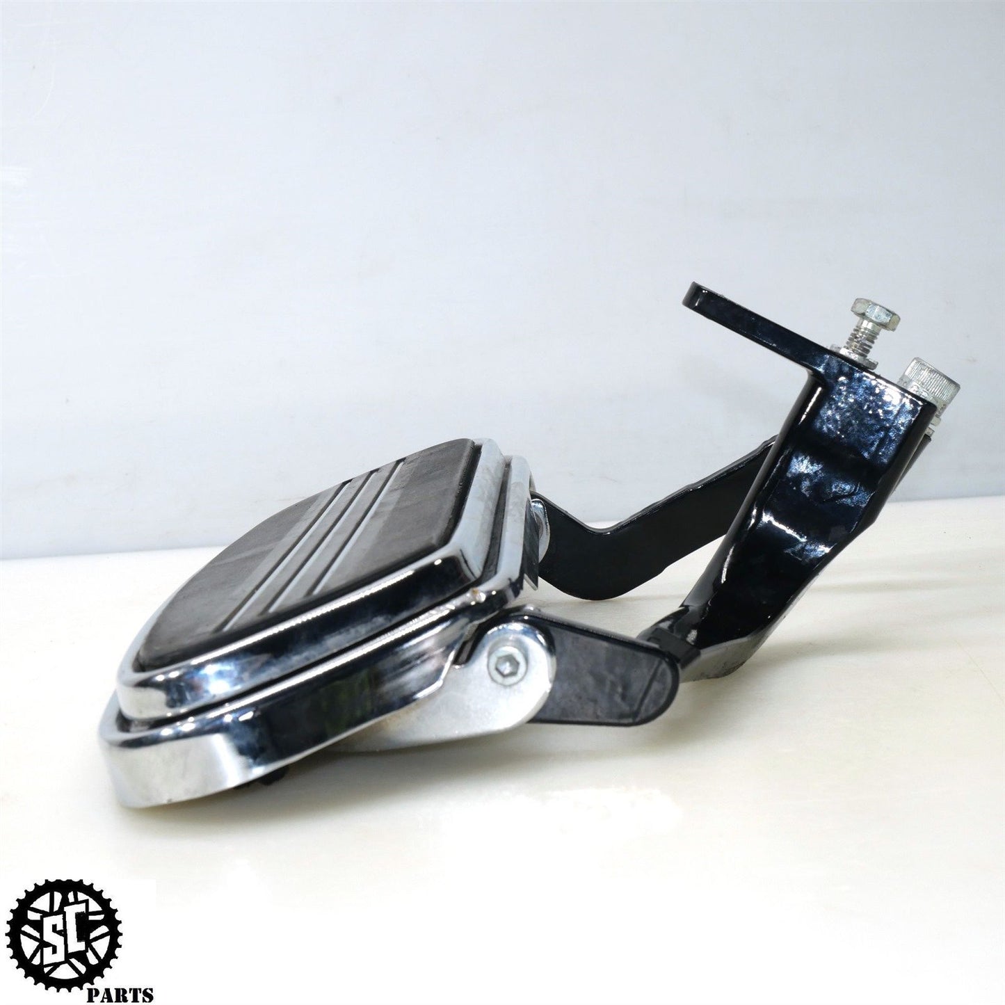 2008 HARLEY DAVIDSON STREET GLIDE FRONT FLOORBOARD BRACKET HD57