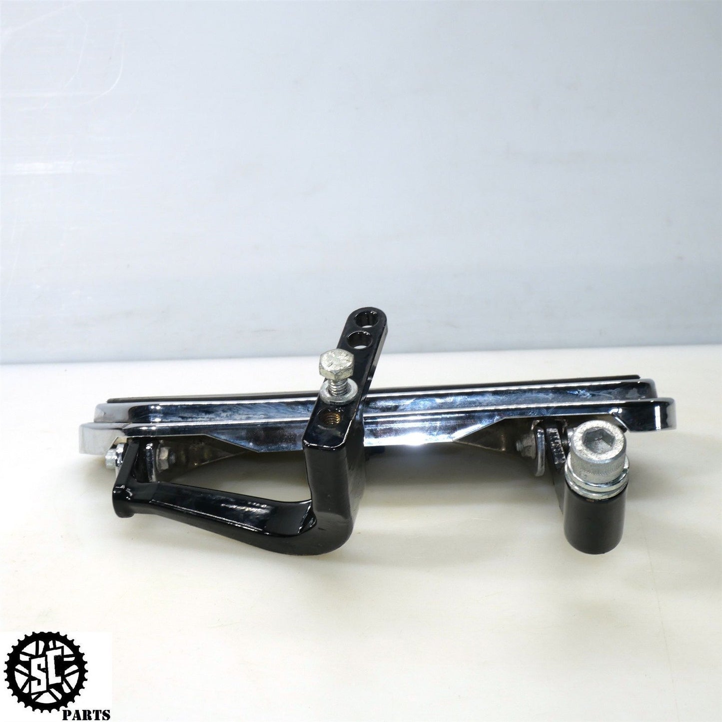 2008 HARLEY DAVIDSON STREET GLIDE FRONT FLOORBOARD BRACKET HD57